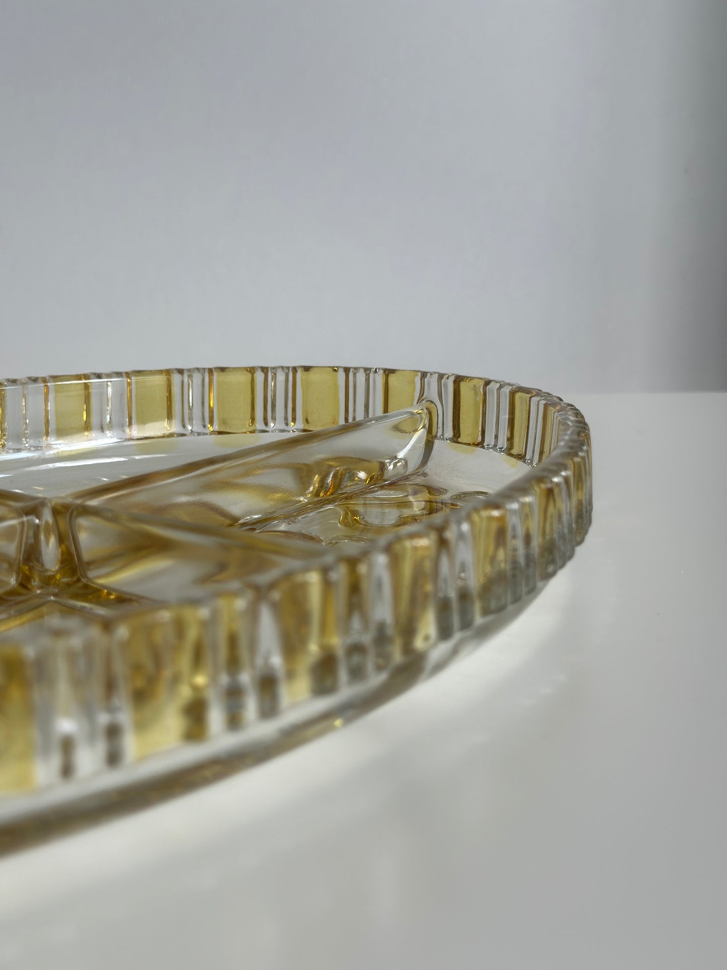 Francuska kabaretka vintage – francuskie szkło prasowane, miodowe złocenie, lata 60./70.