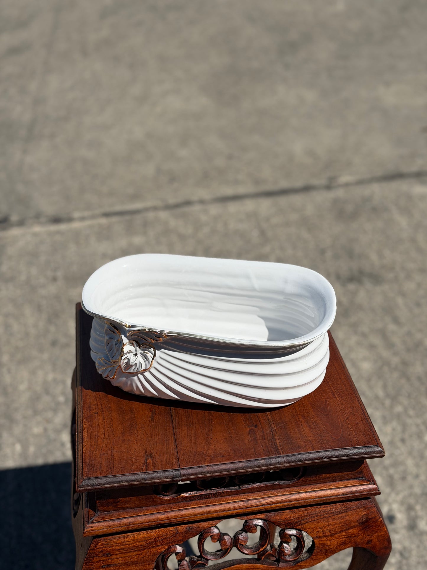 Porcelanowa Misa Dekoracyjna w Kształcie Muszli ze Złoceniami – Francja