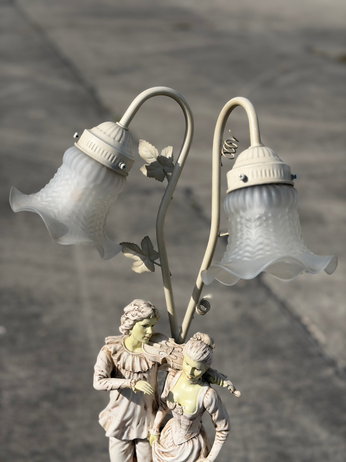 Figuralna lampa stołowa w stylu francuskim, para skrzypków, klosze w kształcie kwiatów | Francja, Vintage