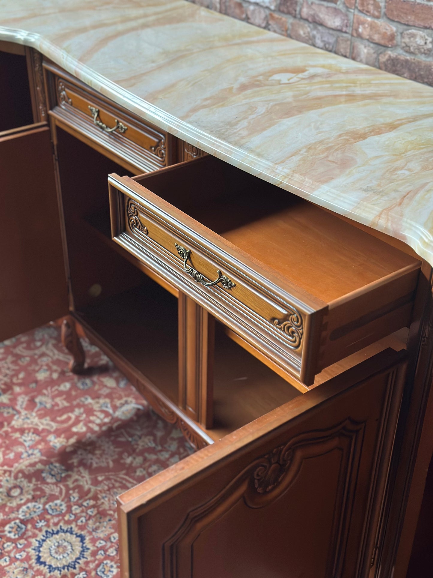 Bufet w stylu ludwikowskim z marmurowym blatem | Francja, XX w.