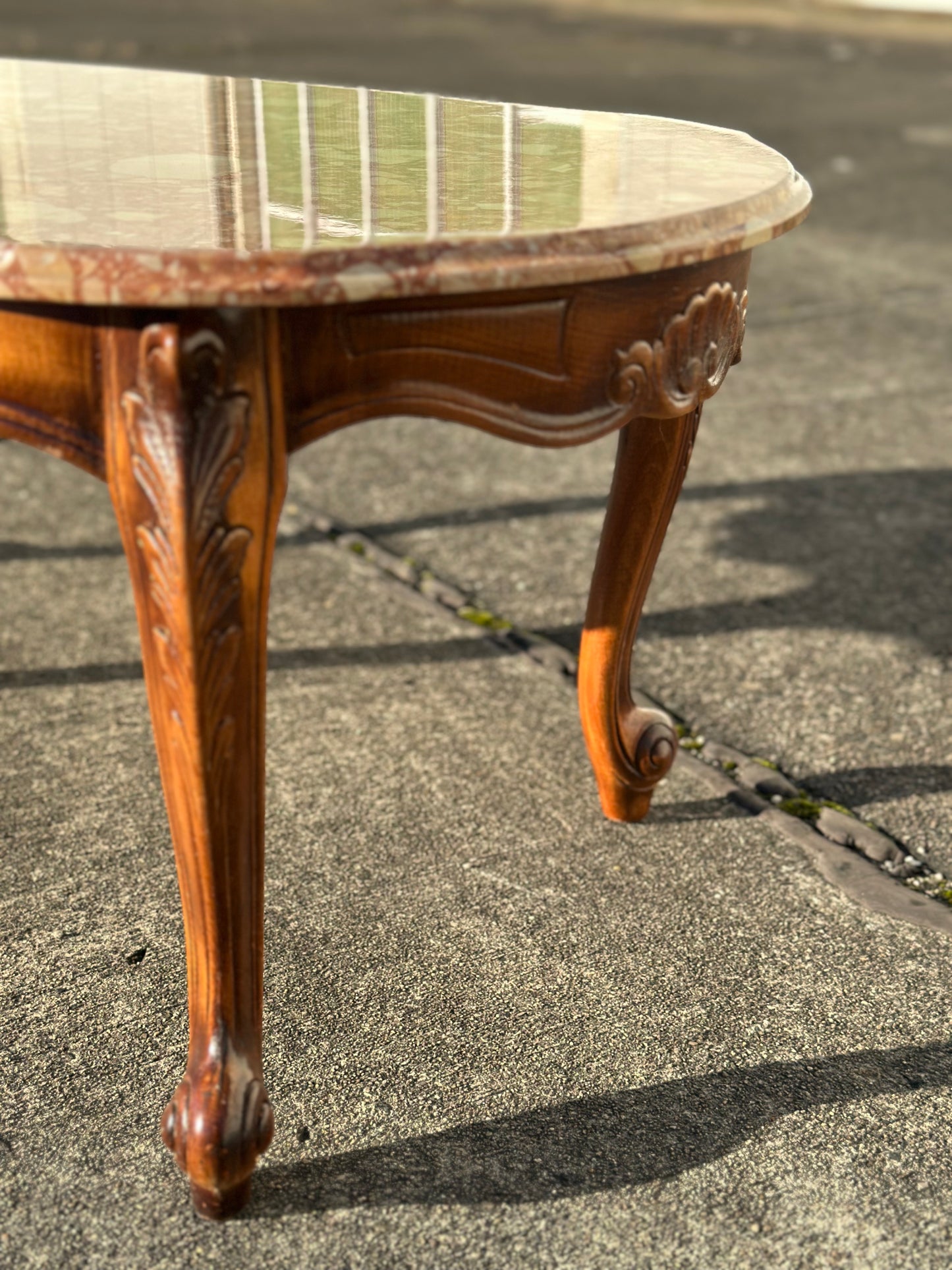 Stolik kawowy w stylu ludwikowskim z marmurowym blatem | Francja, XX w.