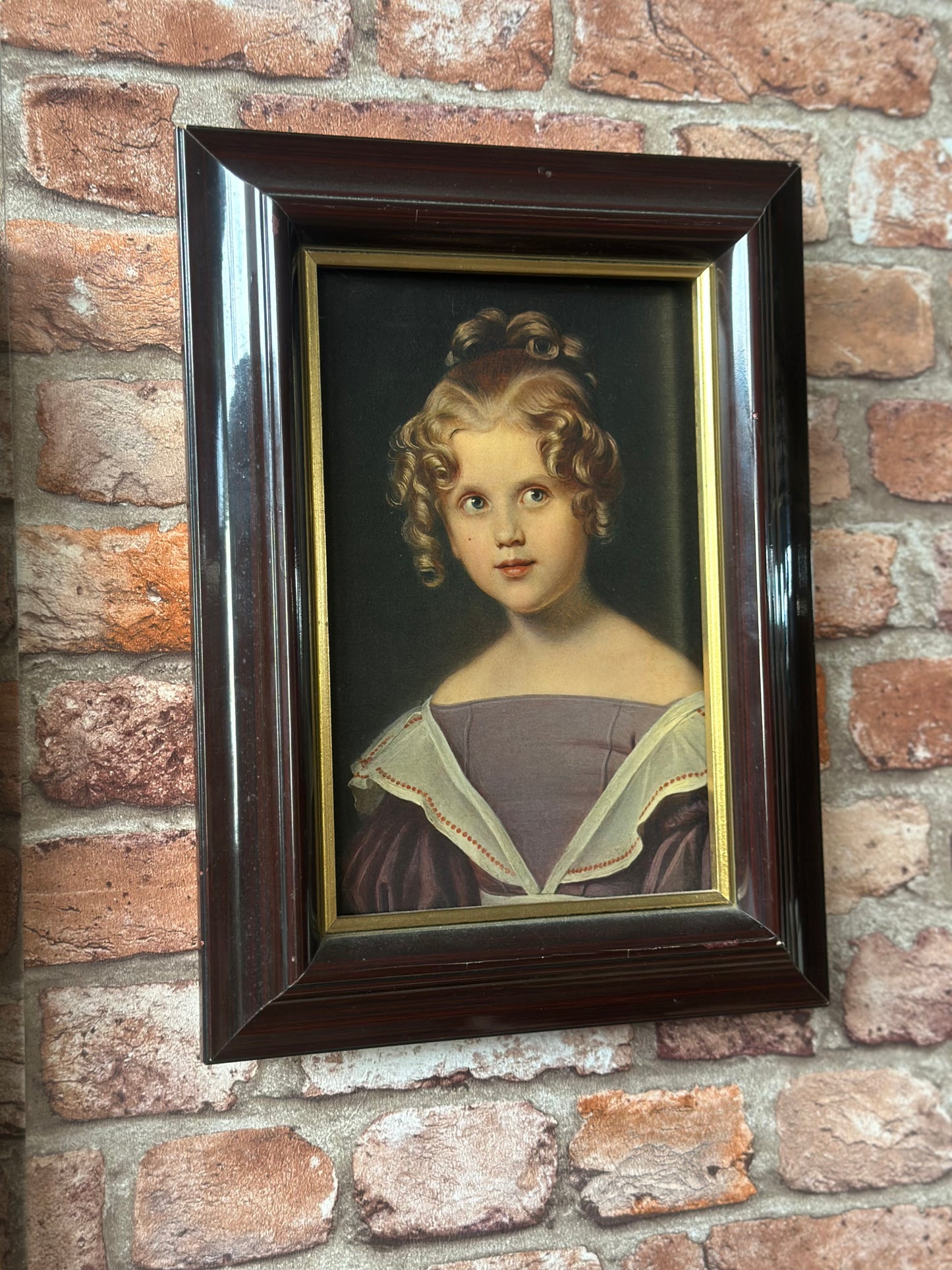 Klasyczny portret w mahoniowej ramie – Dziewczynka z lokami, Vintage XIX w.