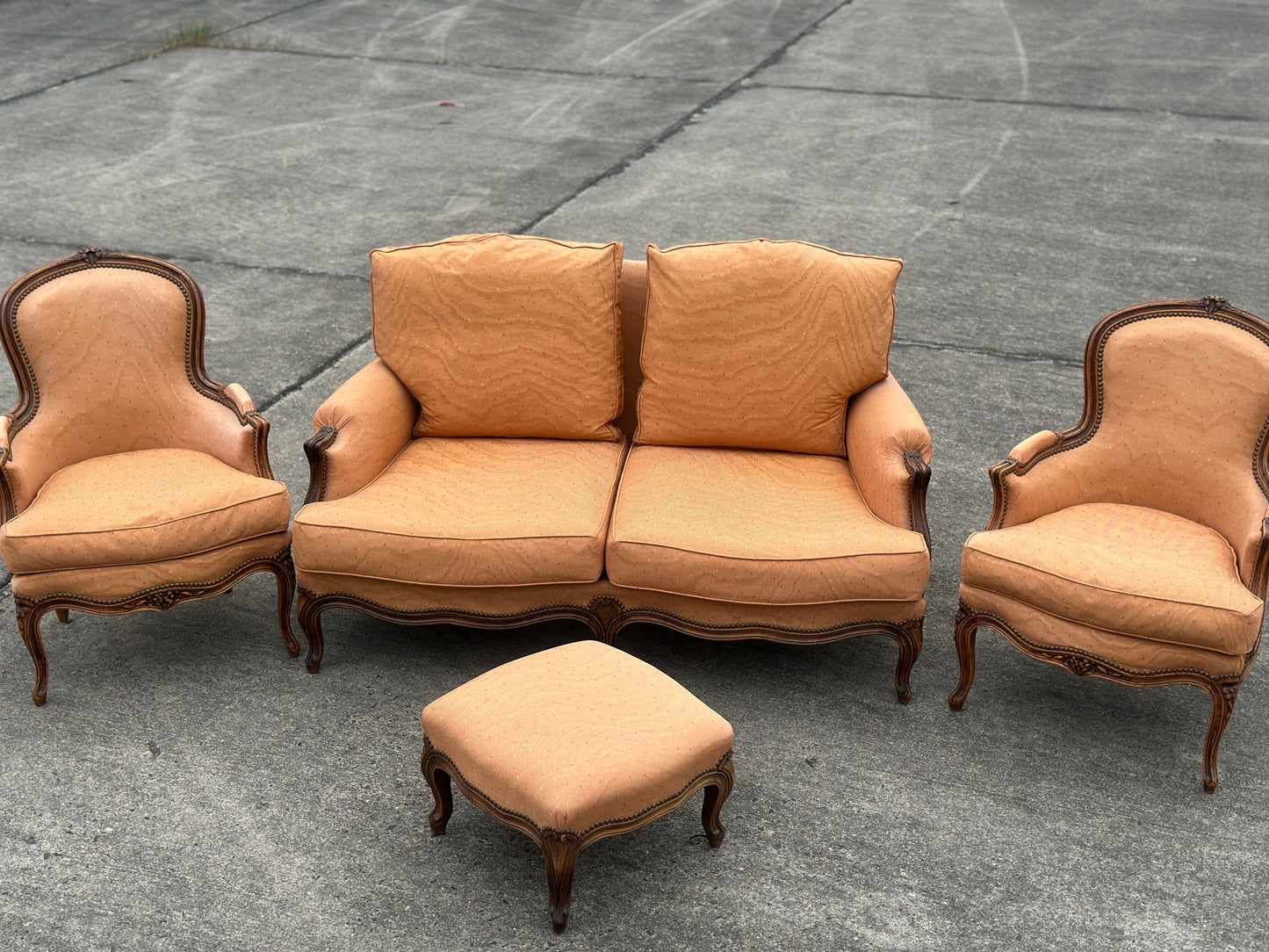 Komplet wypoczynkowy w stylu ludwikowskim – Sofa, 2 fotele, pufa | Francja, XX w.