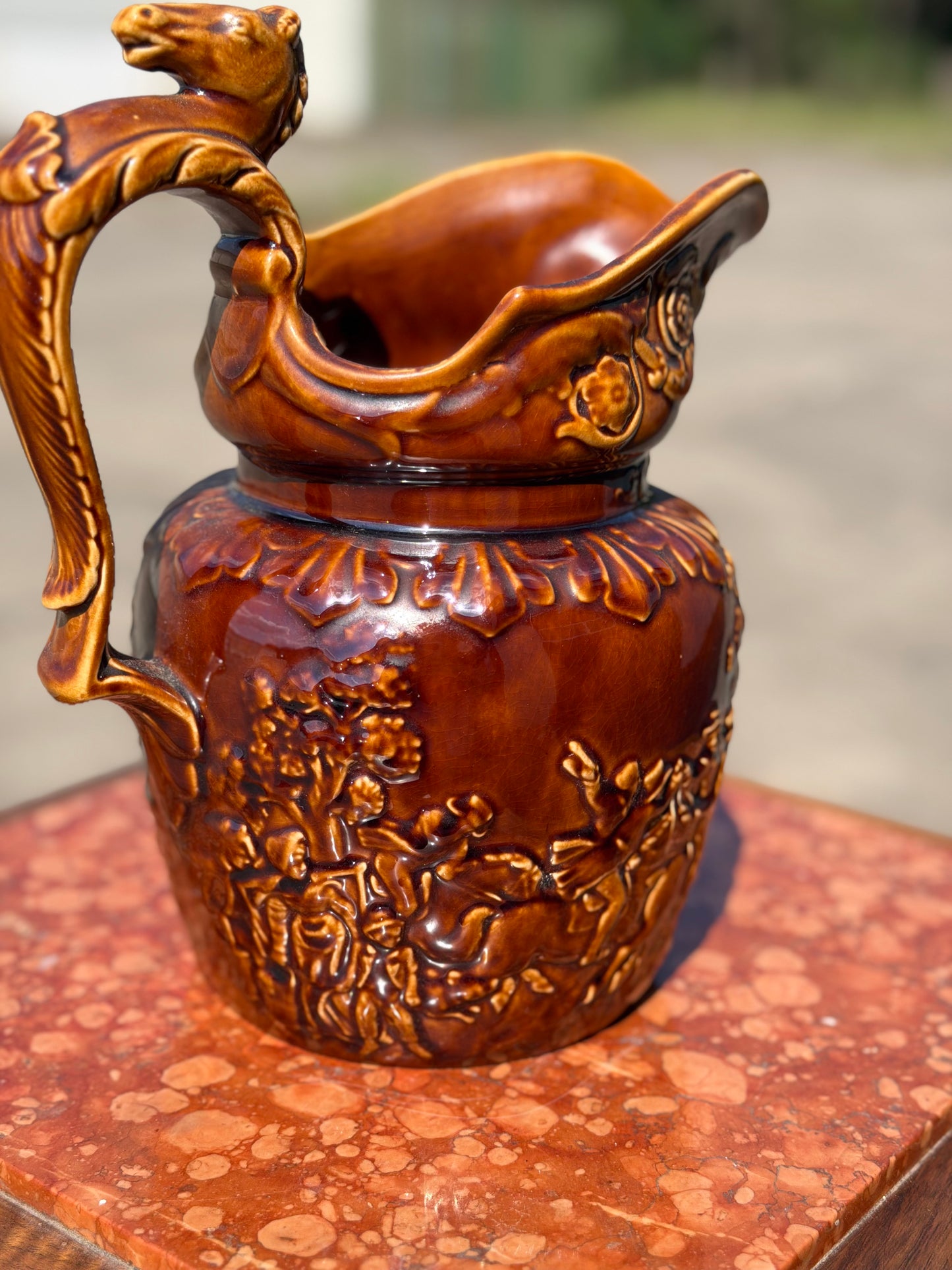Antyczny Dzban Ceramiczny ze Sceną Myśliwską – Kamionka, Motyw Konia, Sprowadzony z Francji