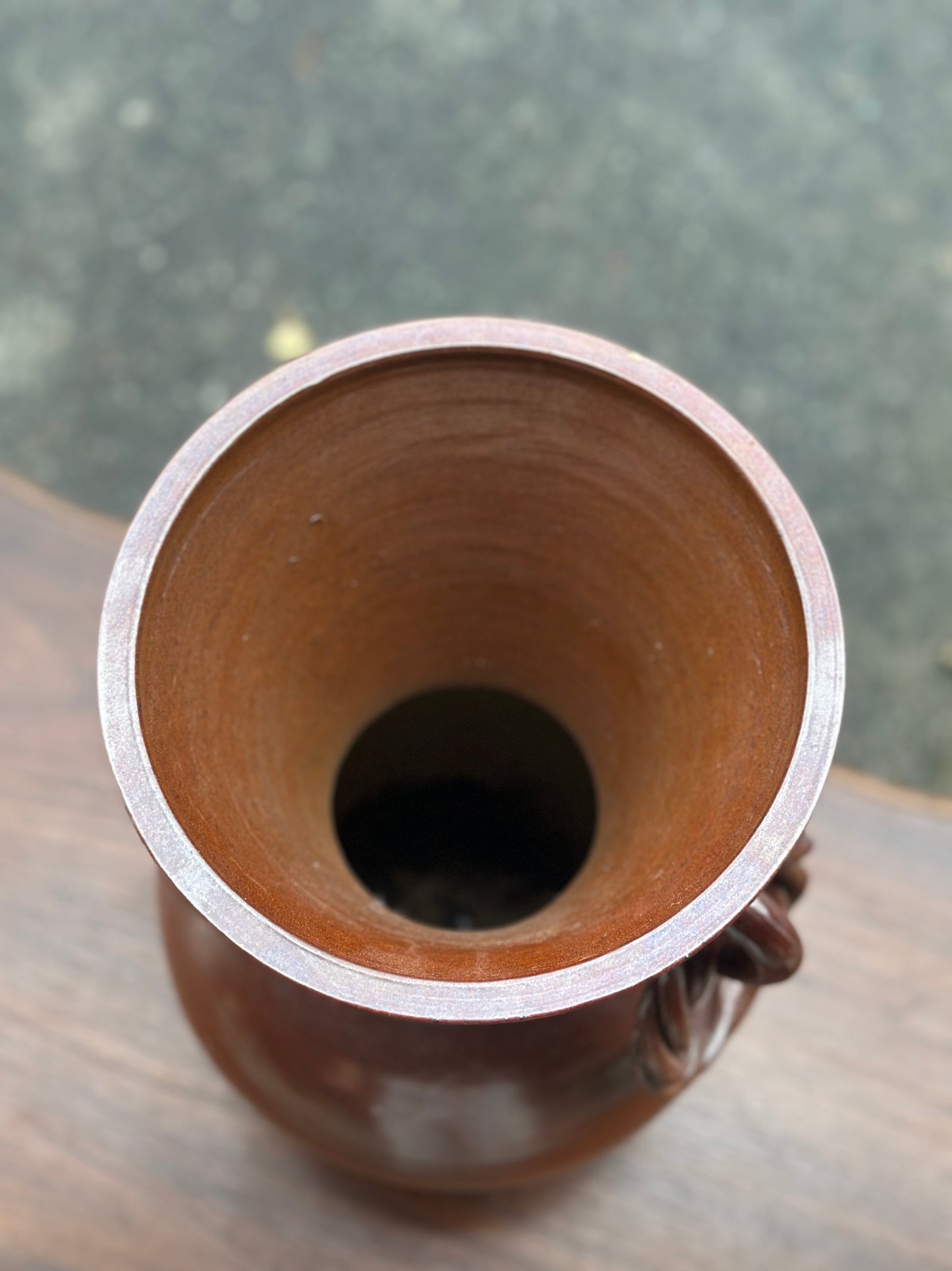 Rustykalna ceramika z charakterystycznymi uchwytami