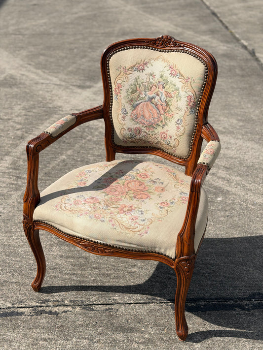 Fotel fauteuil w stylu Ludwika XV z tapicerką gobelinową, rzeźbione zwieńczenie kwiatowe