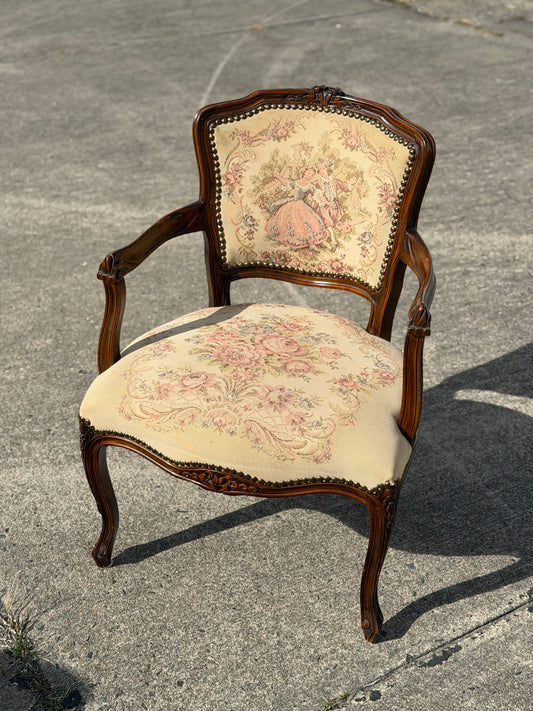 Fotel fauteuil w stylu Ludwika XV z tapicerką gobelinową (scena rodzajowa)
