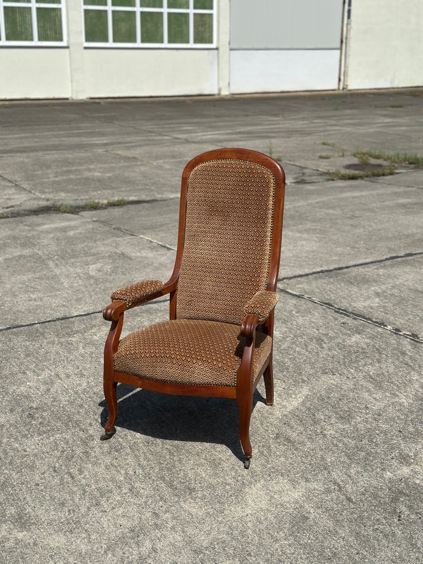 Fotel w stylu ludwikowskim z drewna orzechowego | Francja, XX w.