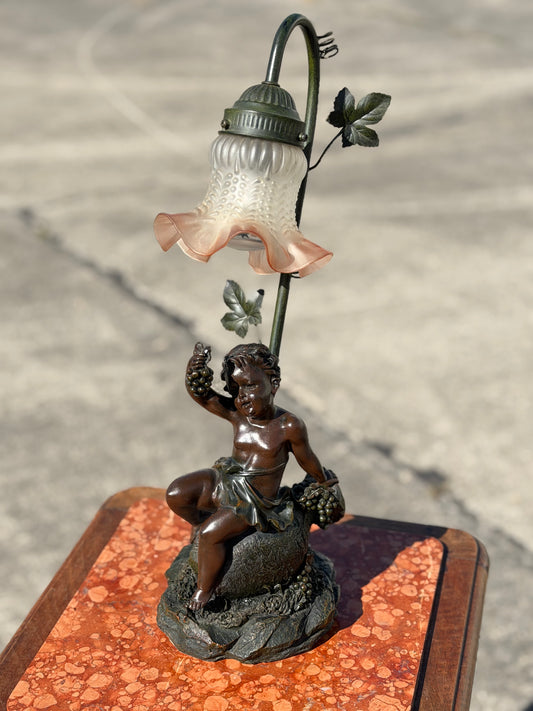 Antyczna Francuska Lampa Stołowa | Putto z Winogronami | Szklany Klosz Vintage