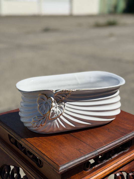 Porcelanowa Misa Dekoracyjna w Kształcie Muszli ze Złoceniami – Francja