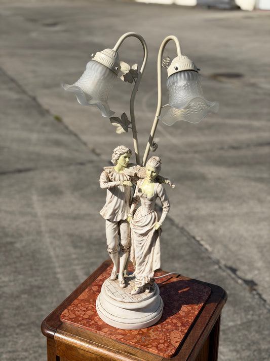Figuralna lampa stołowa w stylu francuskim, para skrzypków, klosze w kształcie kwiatów | Francja, Vintage