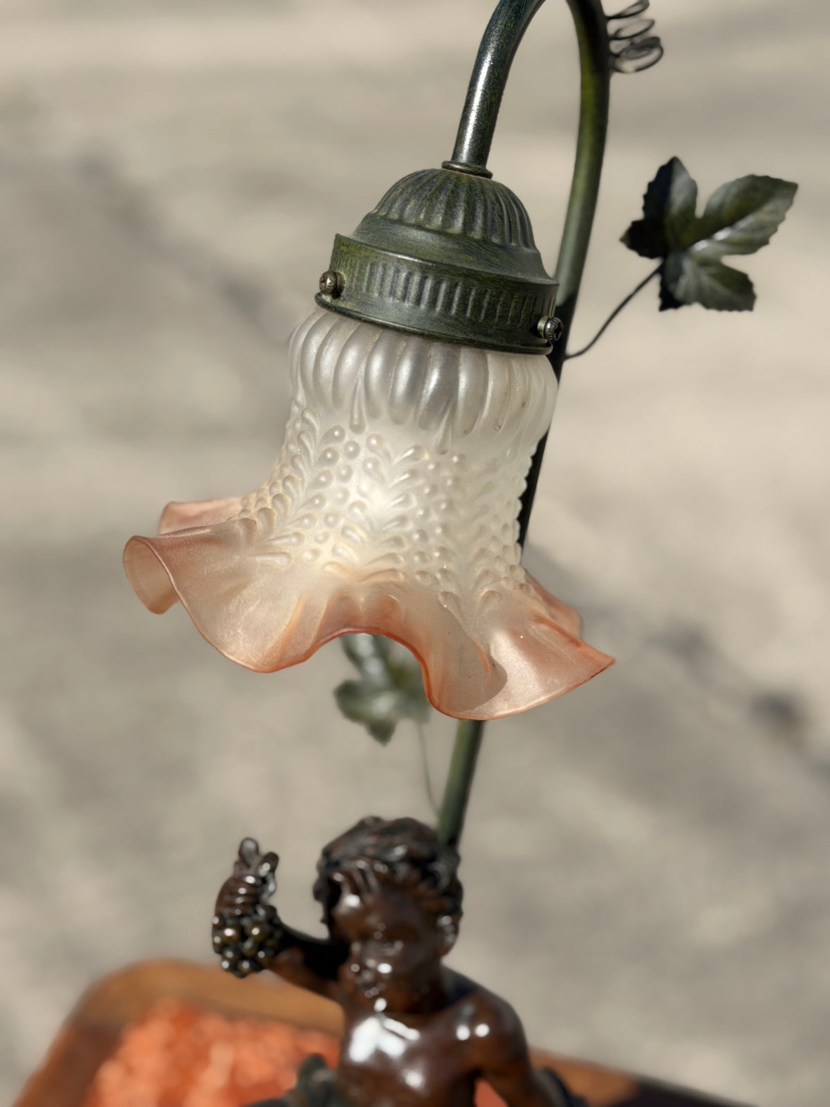 Antyczna Francuska Lampa Stołowa | Putto z Winogronami | Szklany Klosz Vintage