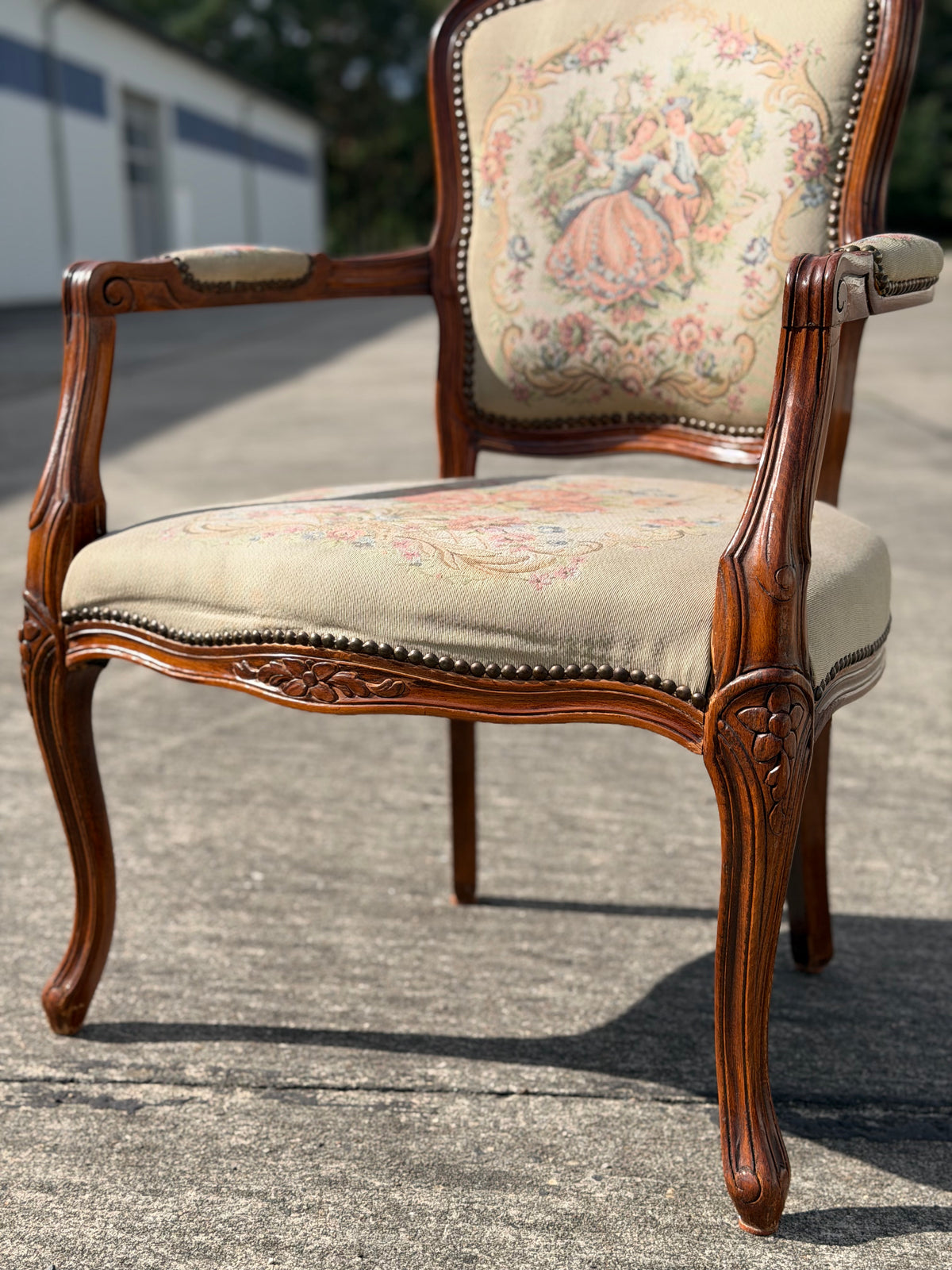 Fotel fauteuil w stylu Ludwika XV z tapicerką gobelinową, rzeźbione zwieńczenie kwiatowe