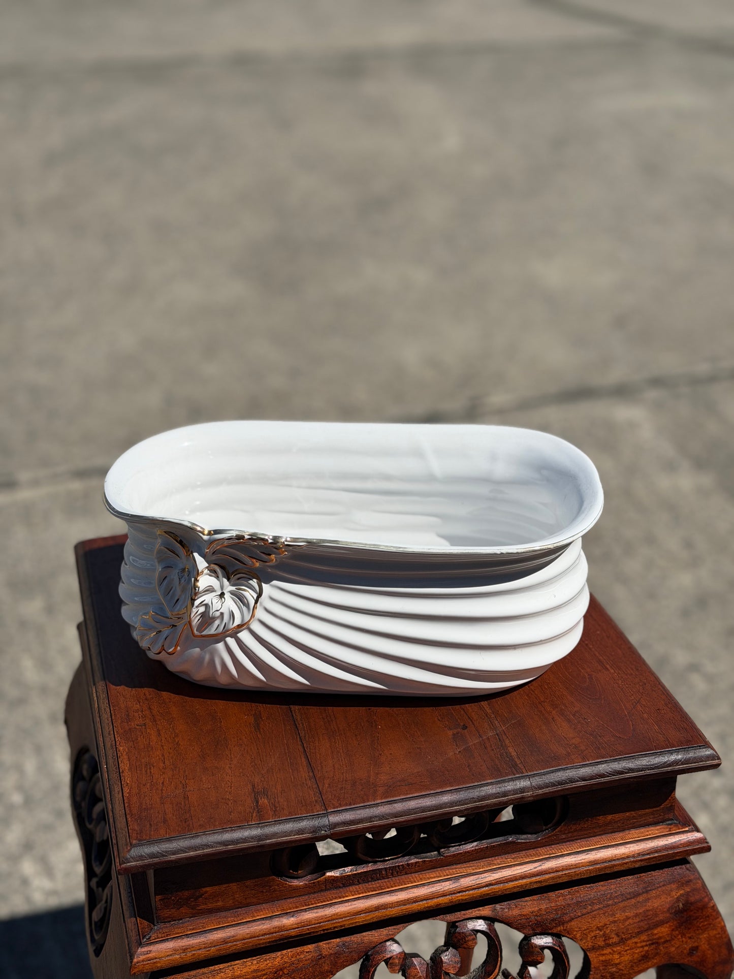 Porcelanowa Misa Dekoracyjna w Kształcie Muszli ze Złoceniami – Francja