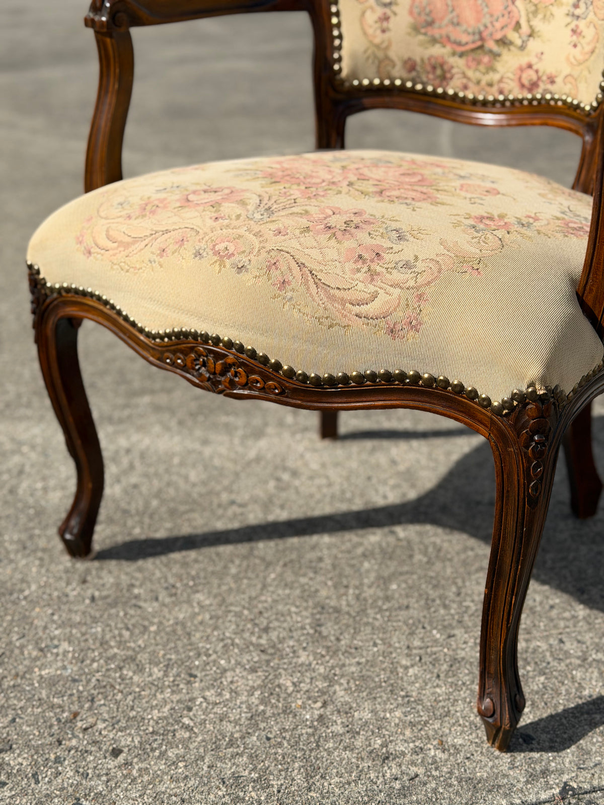 Fotel fauteuil w stylu Ludwika XV z tapicerką gobelinową (scena rodzajowa)