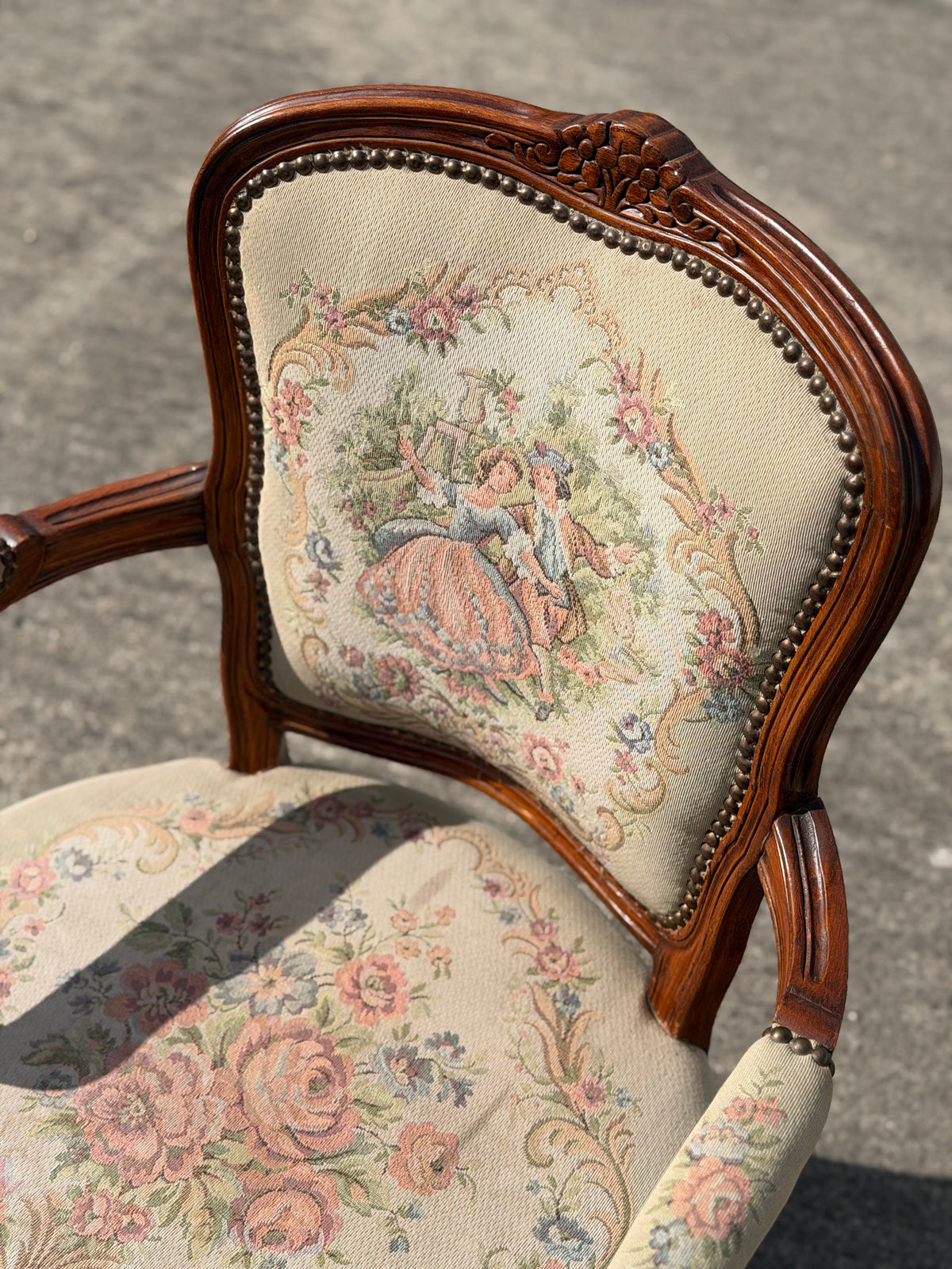 Fotel fauteuil w stylu Ludwika XV z tapicerką gobelinową, rzeźbione zwieńczenie kwiatowe