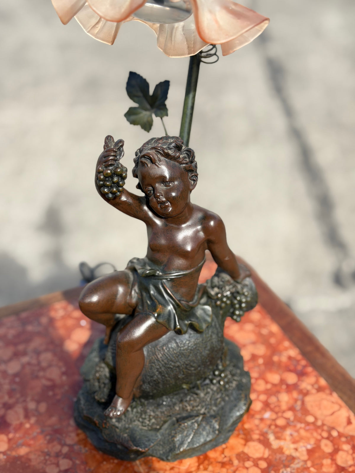 Antyczna Francuska Lampa Stołowa | Putto z Winogronami | Szklany Klosz Vintage