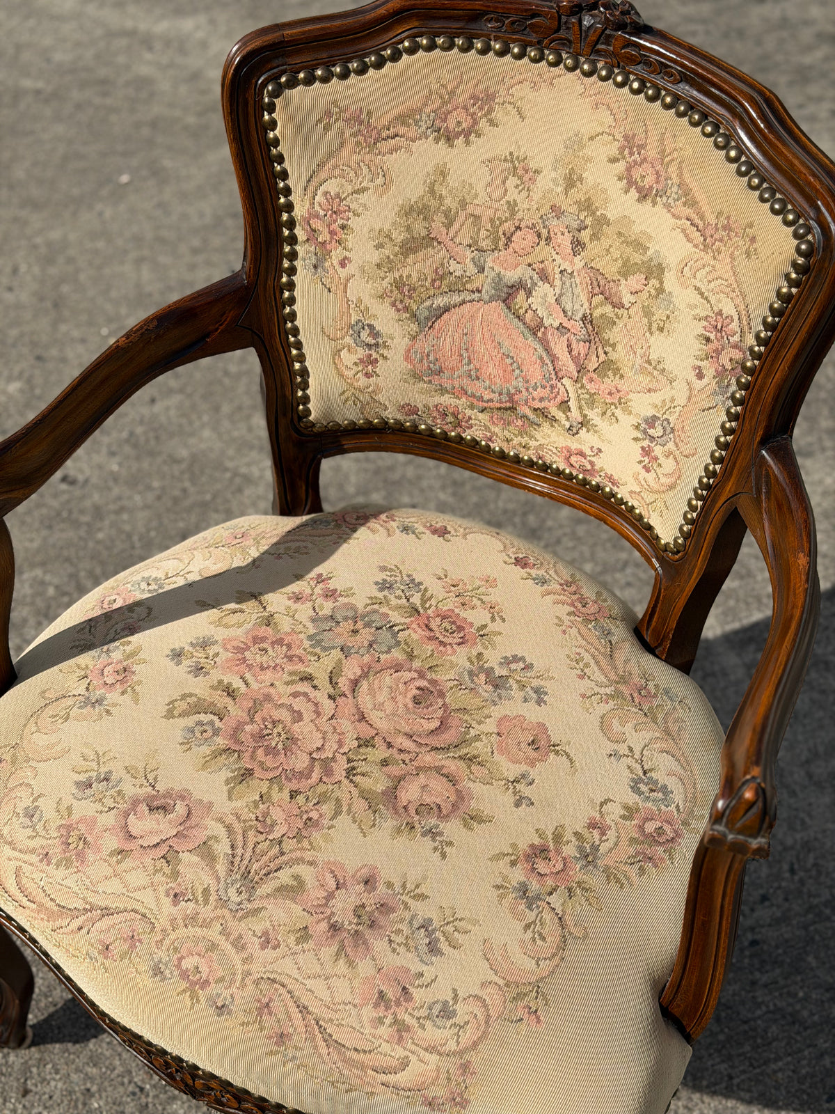 Fotel fauteuil w stylu Ludwika XV z tapicerką gobelinową (scena rodzajowa)