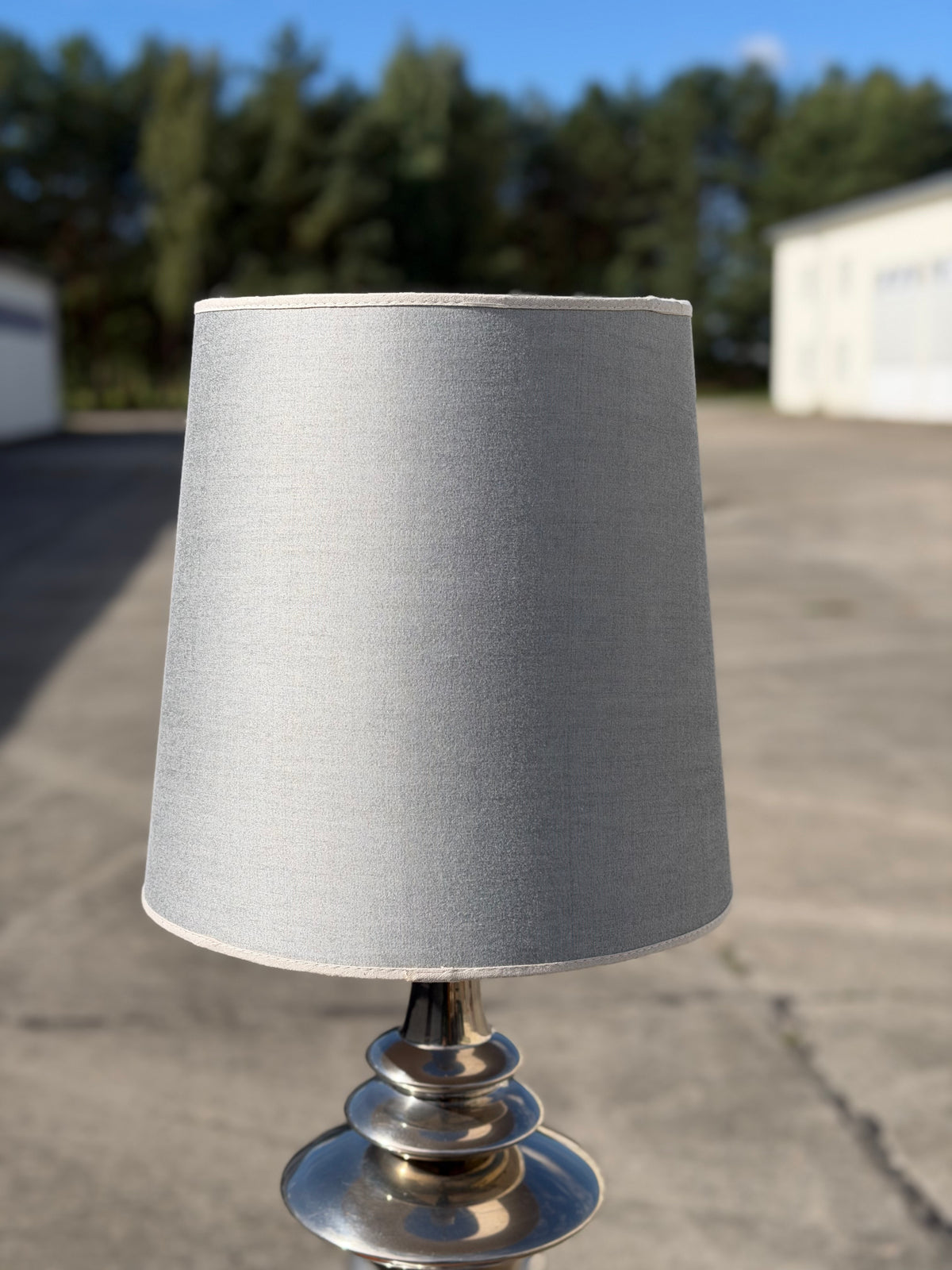 Lampa Stołowa Chrome | Rzeźbiony Trzon w Stylu Vintage | Szary Abażur