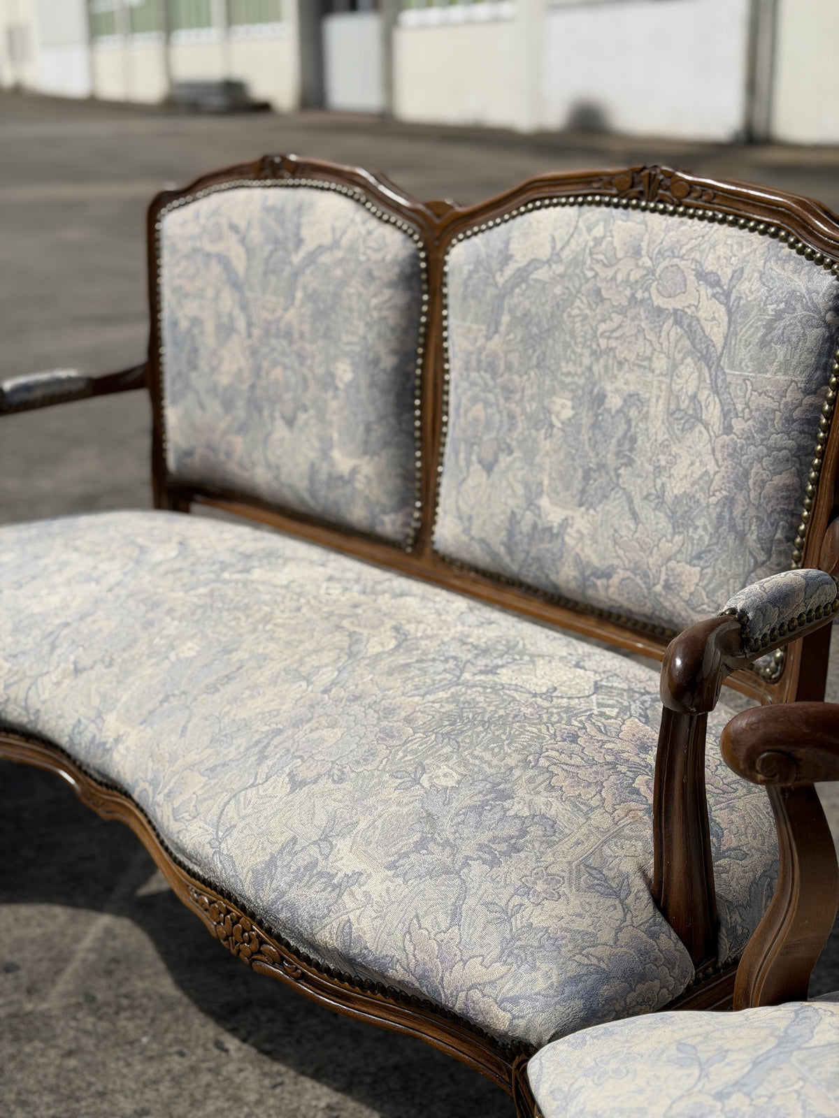Mały Francuski Komplet Salonowy Ludwik XV – Sofa i 2 Fotele, Tapicerka Błękitno-Szara