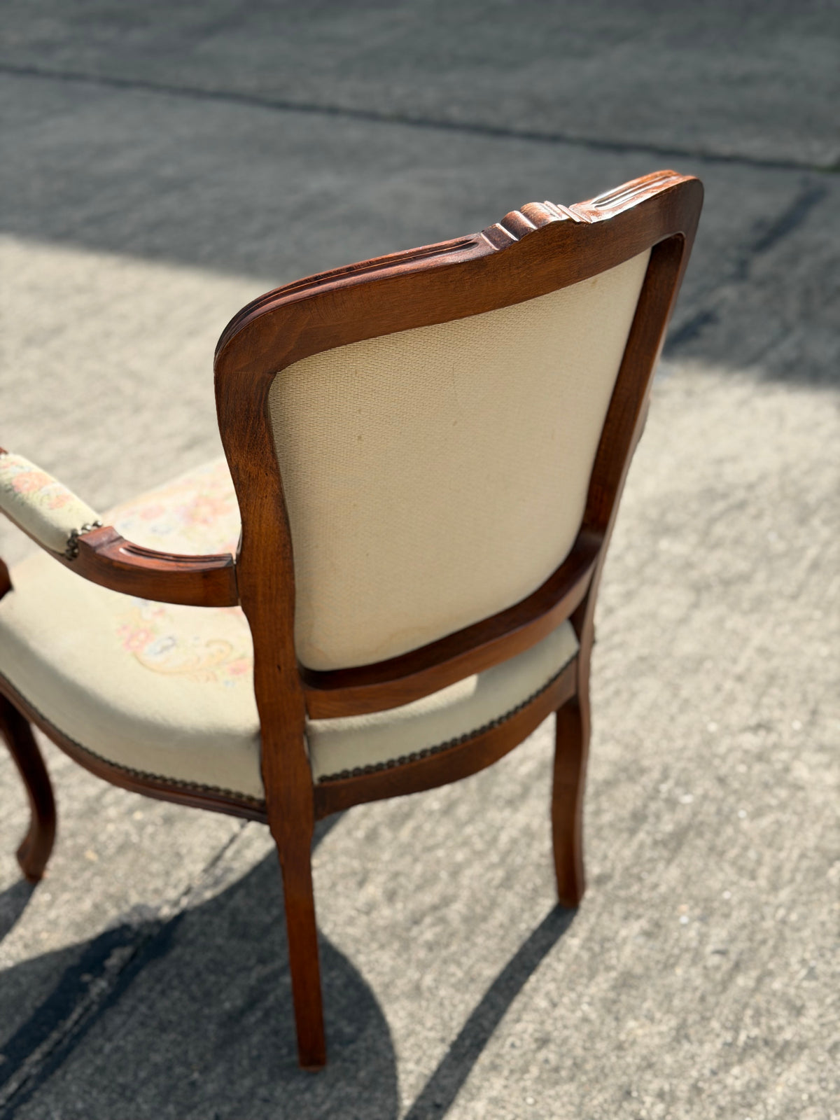 Fotel fauteuil w stylu Ludwika XV z tapicerką gobelinową, rzeźbione zwieńczenie kwiatowe