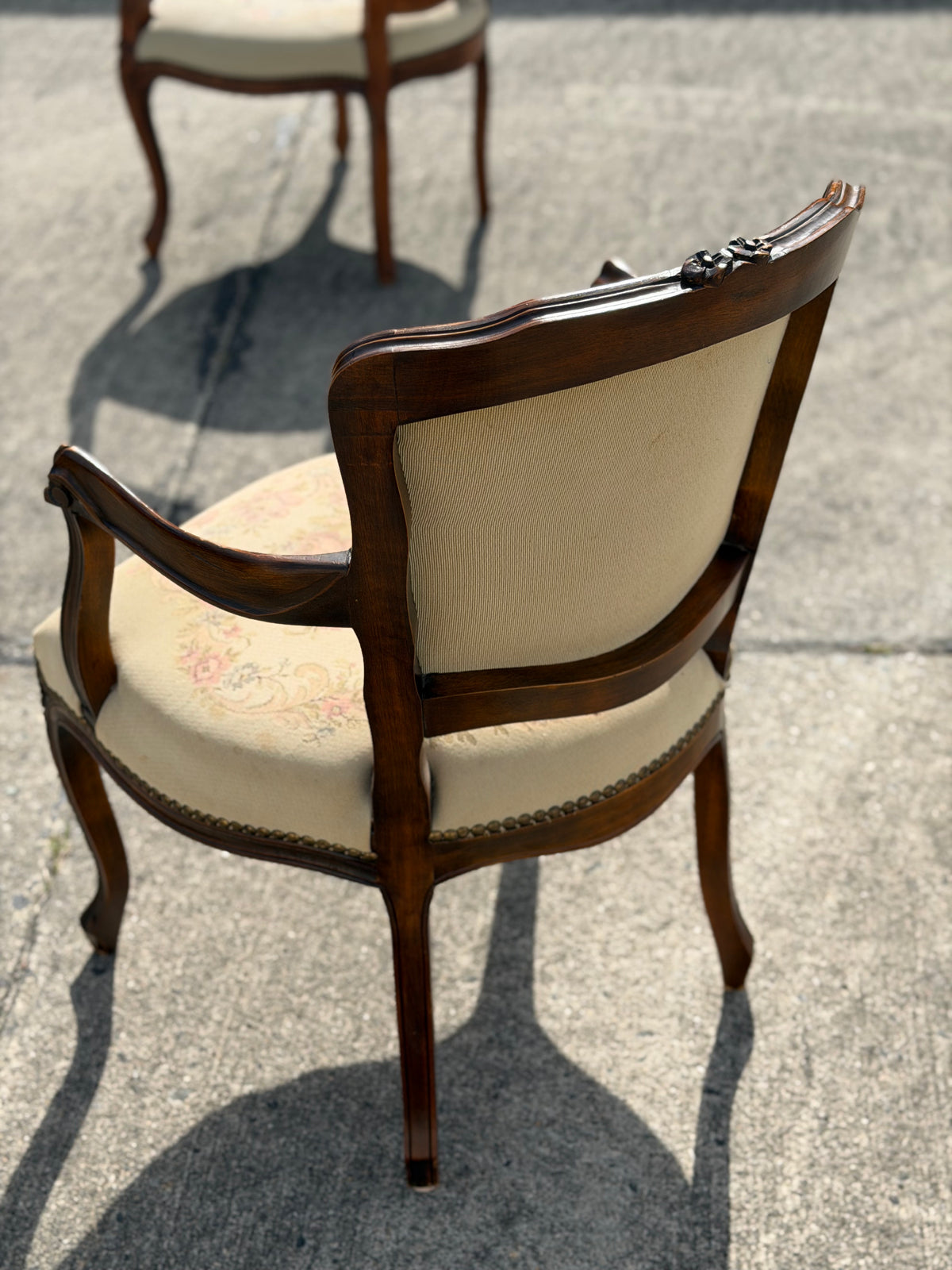 Fotel fauteuil w stylu Ludwika XV z tapicerką gobelinową (scena rodzajowa)