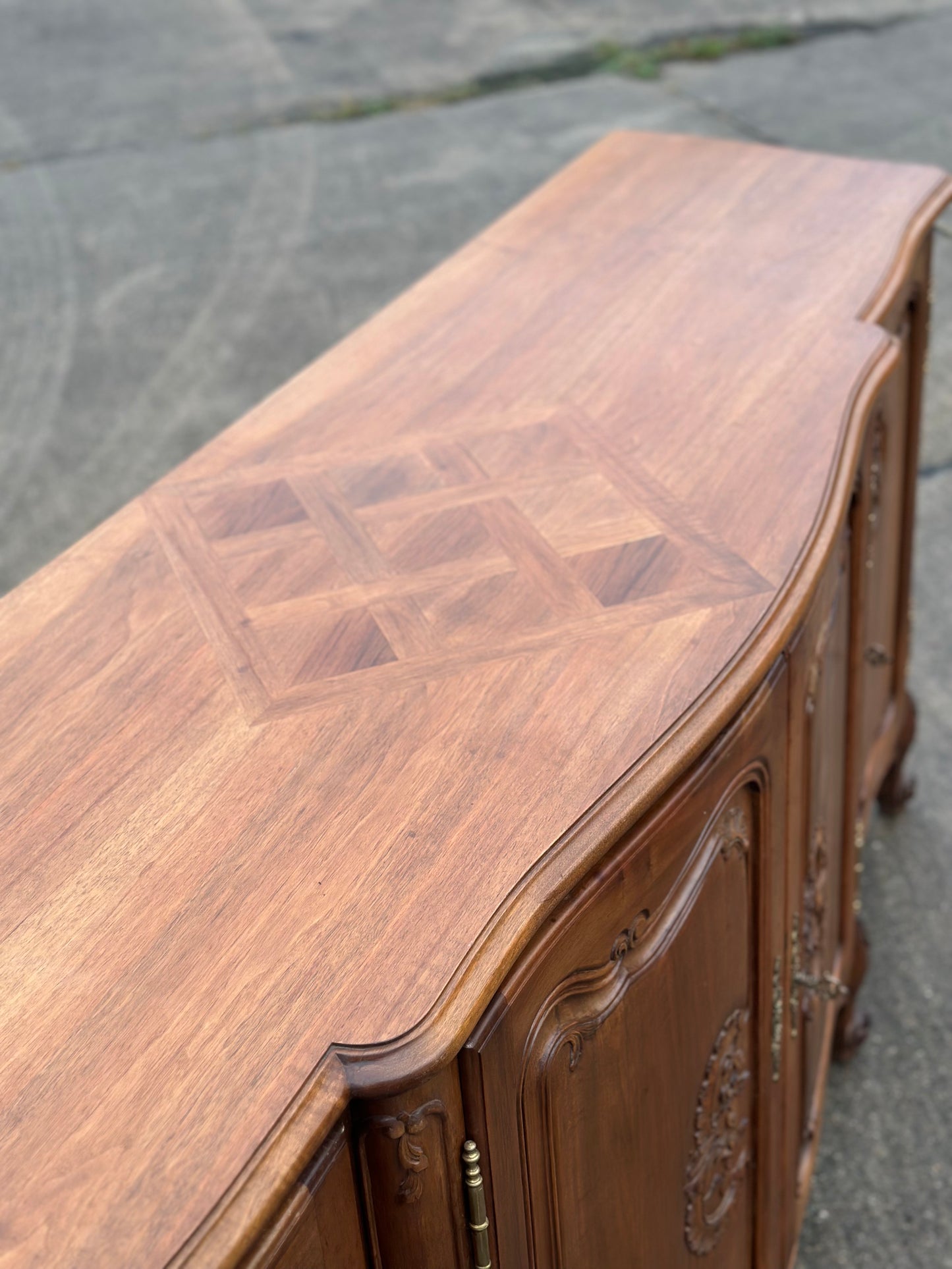 Orzechowy bufet w stylu ludwikowskim | Francja, XX w.