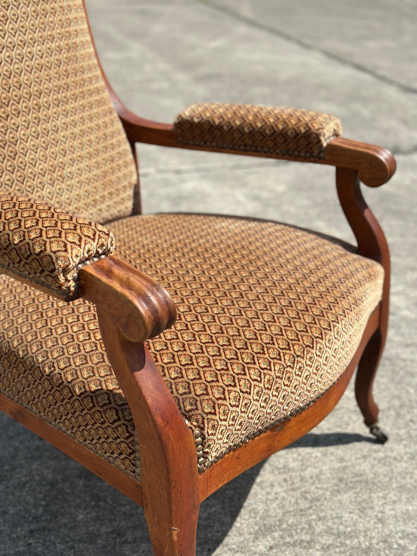 Fotel w stylu ludwikowskim z drewna orzechowego | Francja, XX w.
