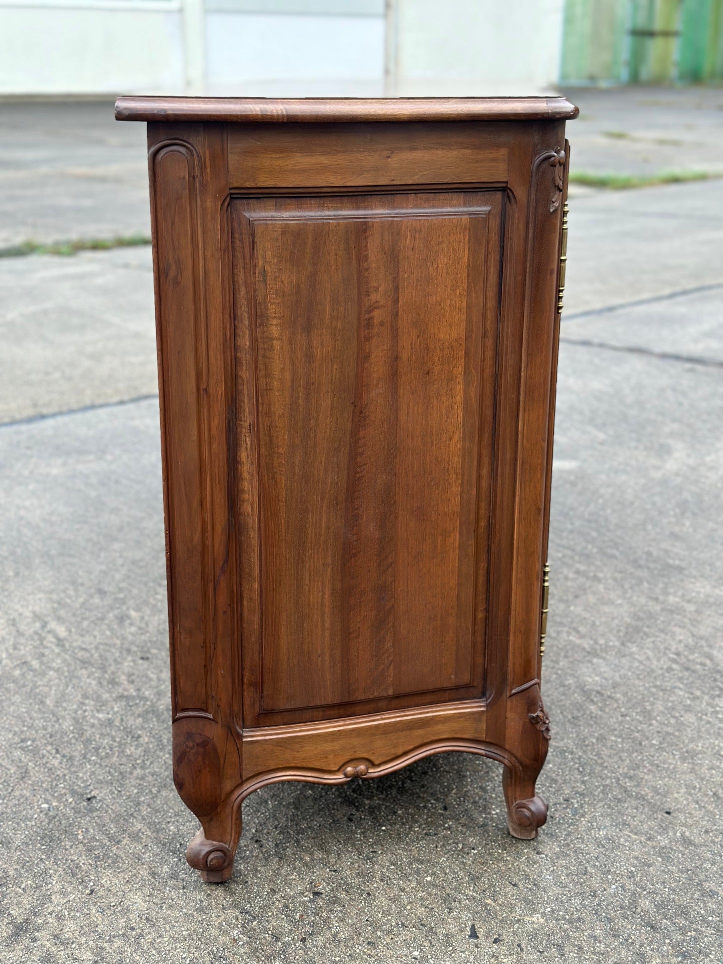 Orzechowy bufet w stylu ludwikowskim | Francja, XX w.