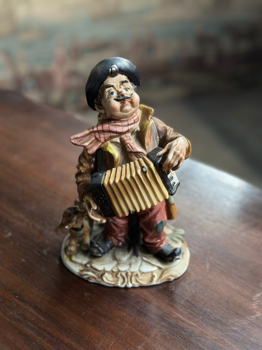 Figurka Vintage "Paryski Akordeonista" - Kolekcjonerska Ceramika Z Francji