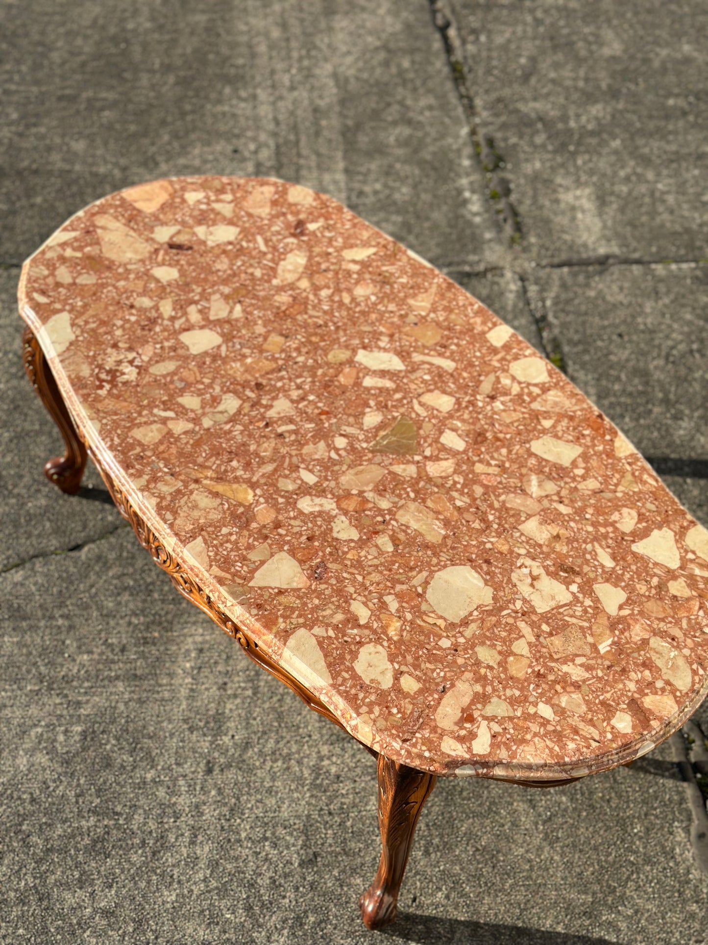 Stolik kawowy w stylu ludwikowskim z marmurowym blatem | Francja, XX w.