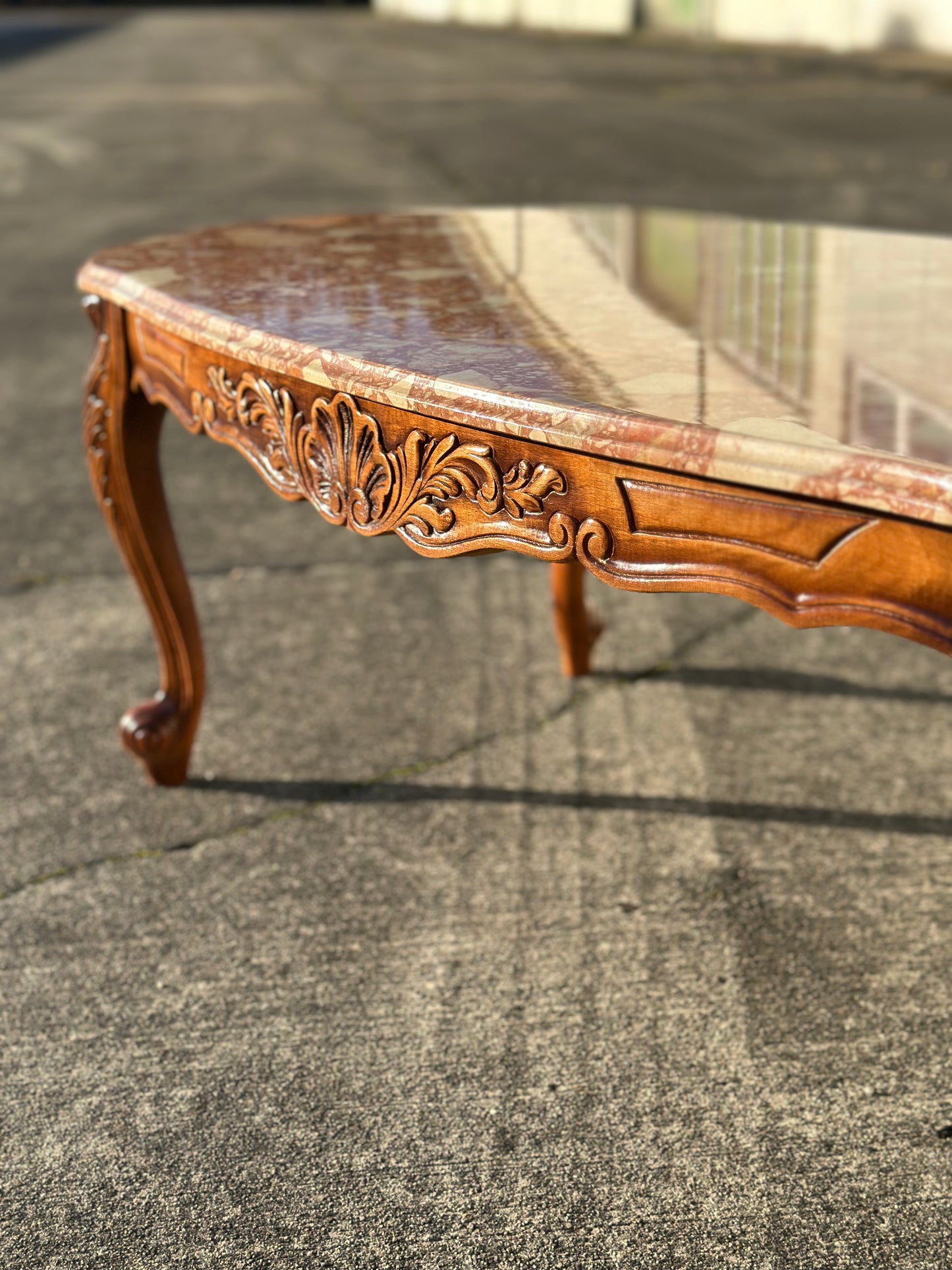 Stolik kawowy w stylu ludwikowskim z marmurowym blatem | Francja, XX w.