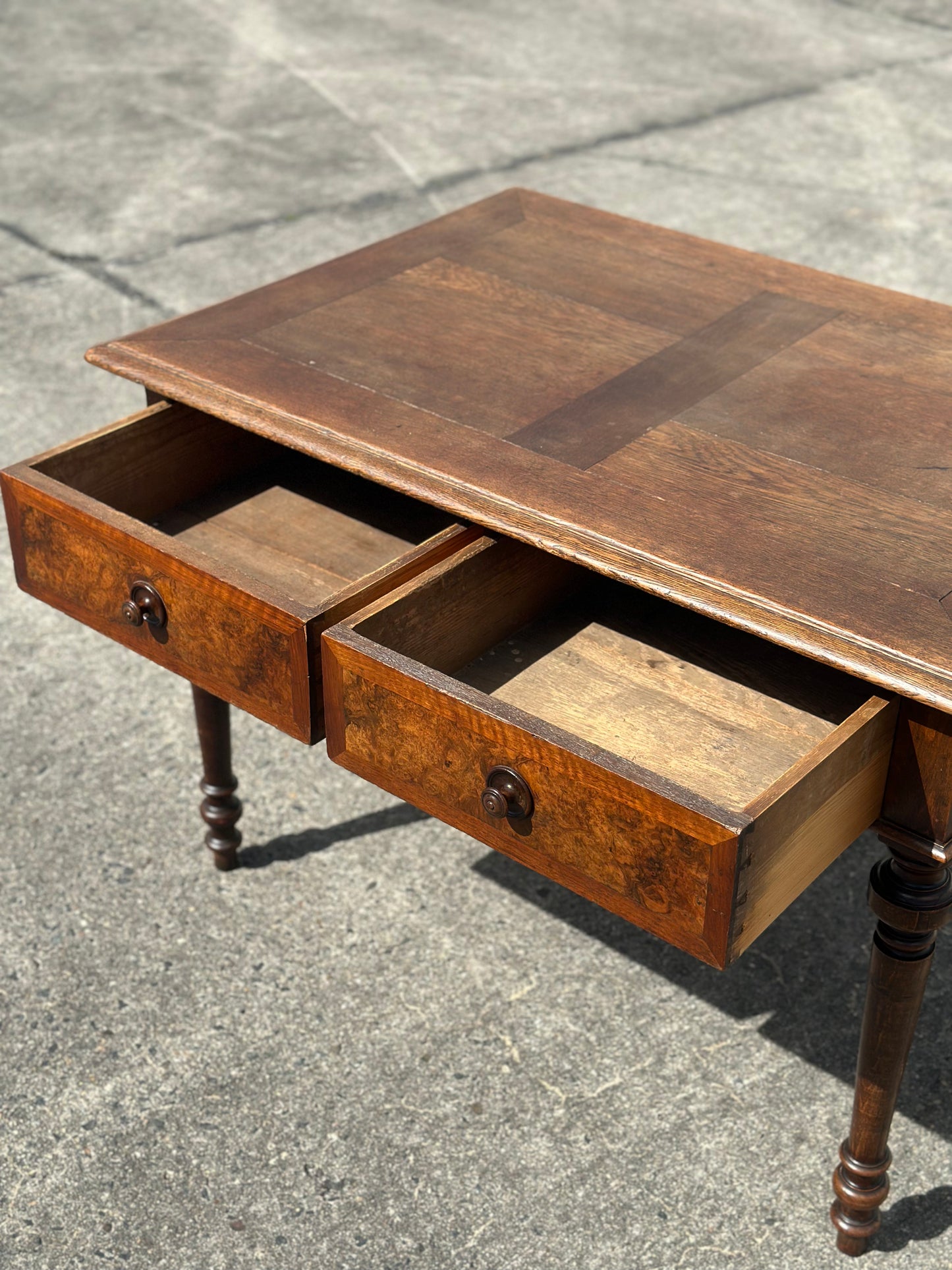 Antyczne biurko z czeczotą orzechową | Drewno orzechowe, Francja, XX w.