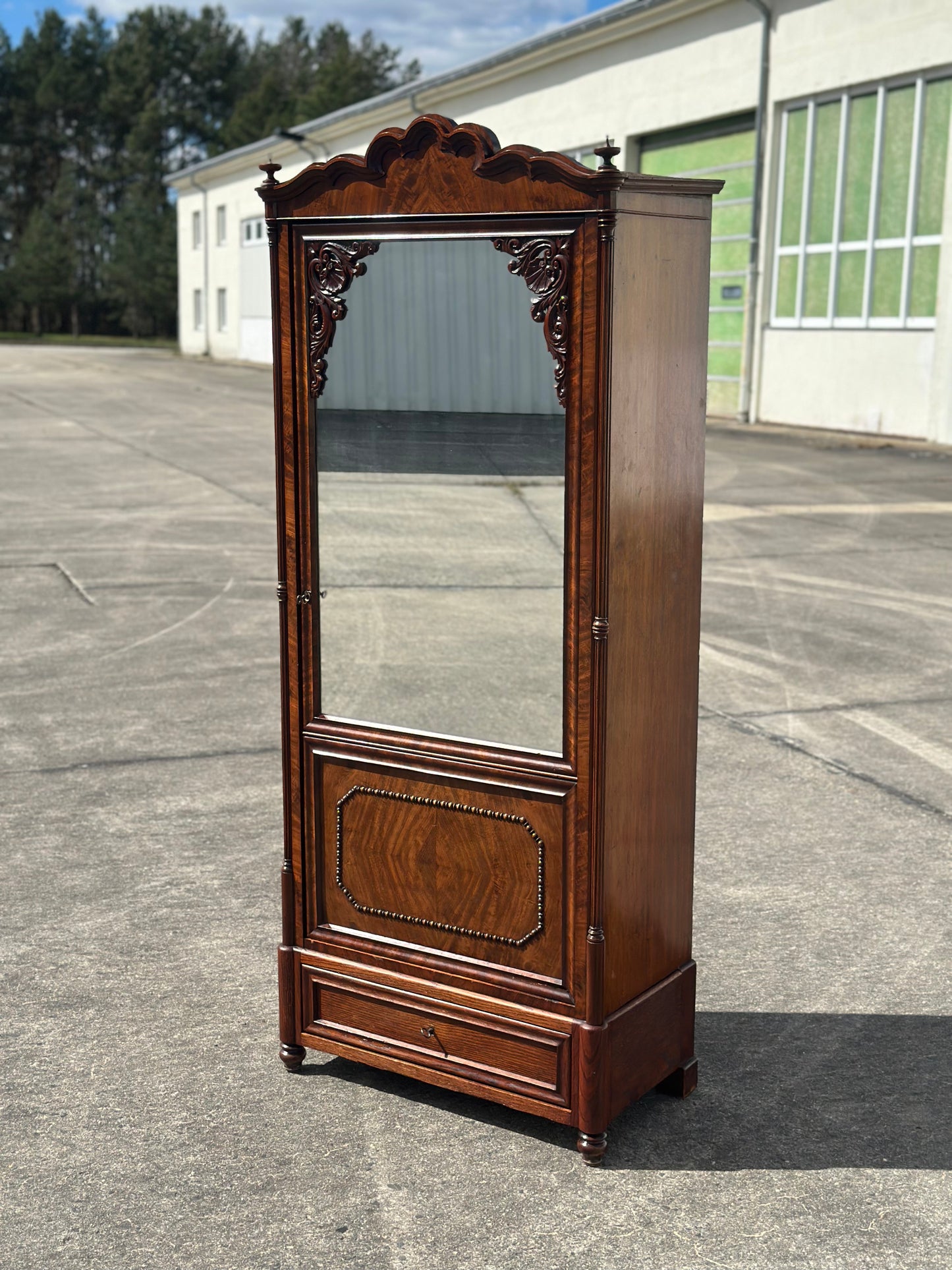 Antyczna szafa jednodrzwiowa z lustrem | styl eklektyczny, rzeźbiona korona, orzech