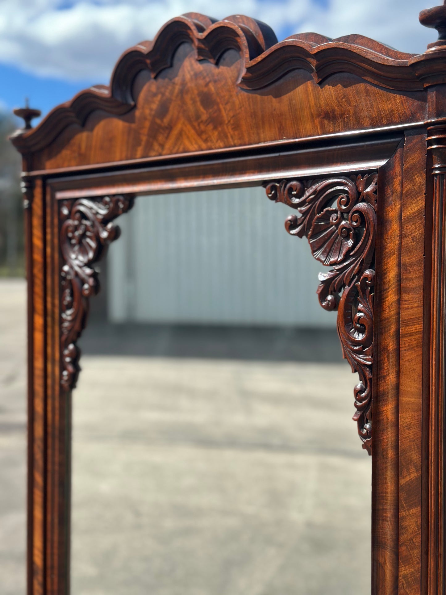 Antyczna szafa jednodrzwiowa z lustrem | styl eklektyczny, rzeźbiona korona, orzech