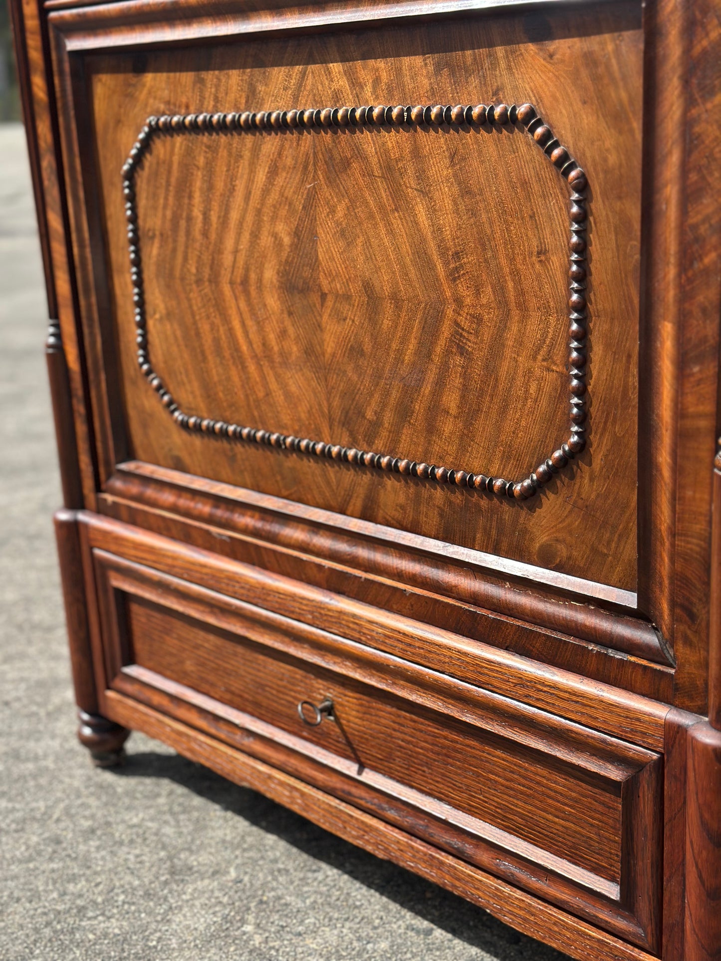 Antyczna szafa jednodrzwiowa z lustrem | styl eklektyczny, rzeźbiona korona, orzech