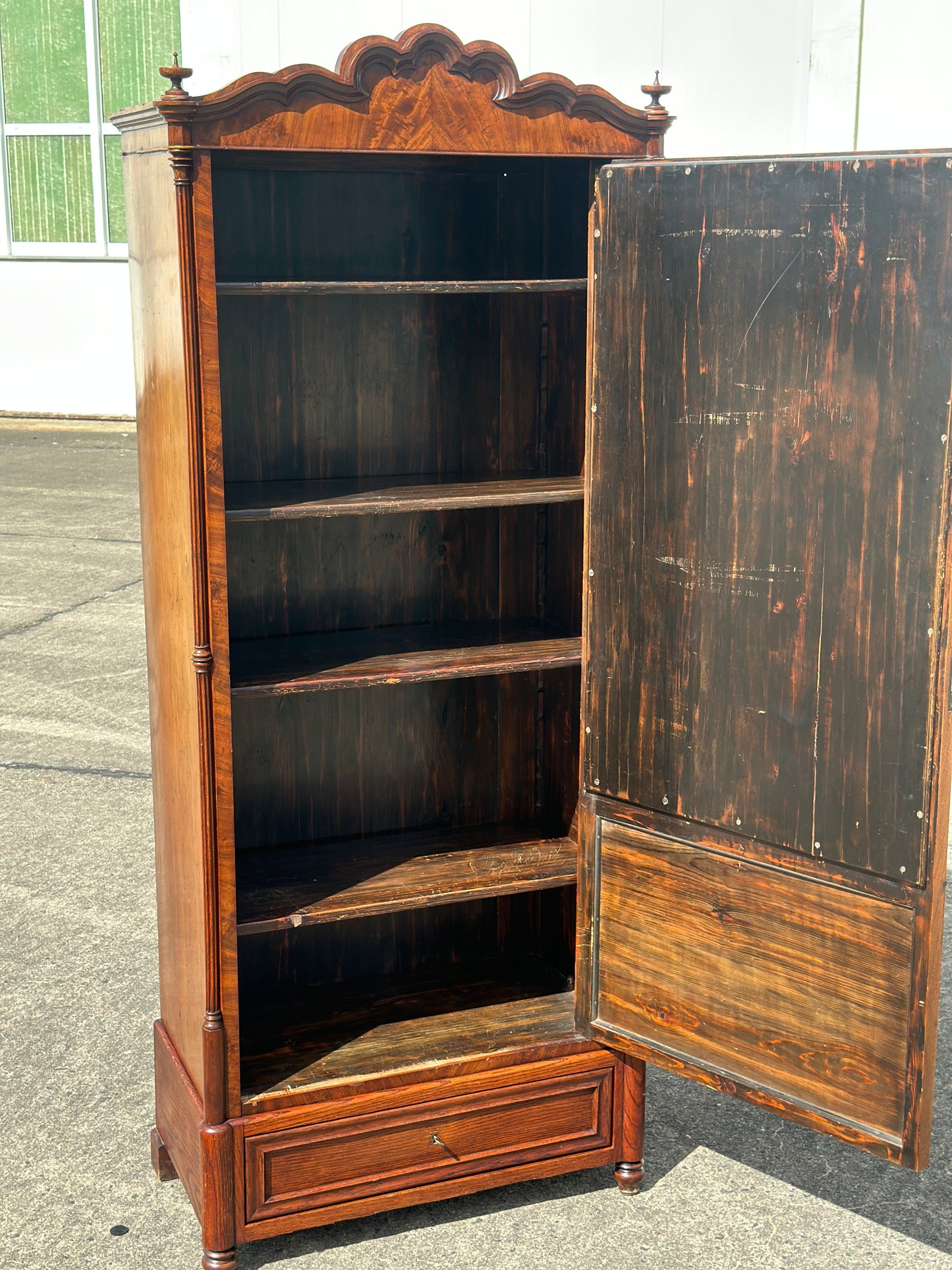 Antyczna szafa jednodrzwiowa z lustrem | styl eklektyczny, rzeźbiona korona, orzech