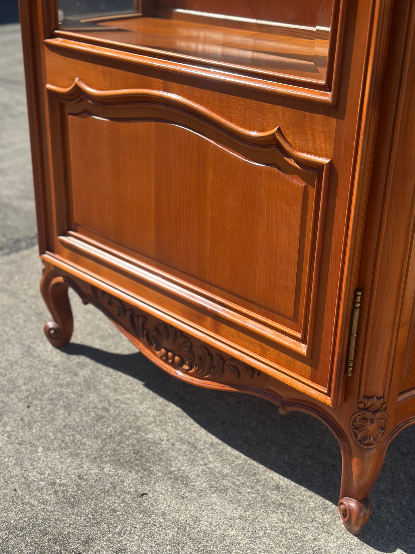 Antyczna witryna przeszklona z motywem muszli | styl Ludwika XV, szklane półki, vintage