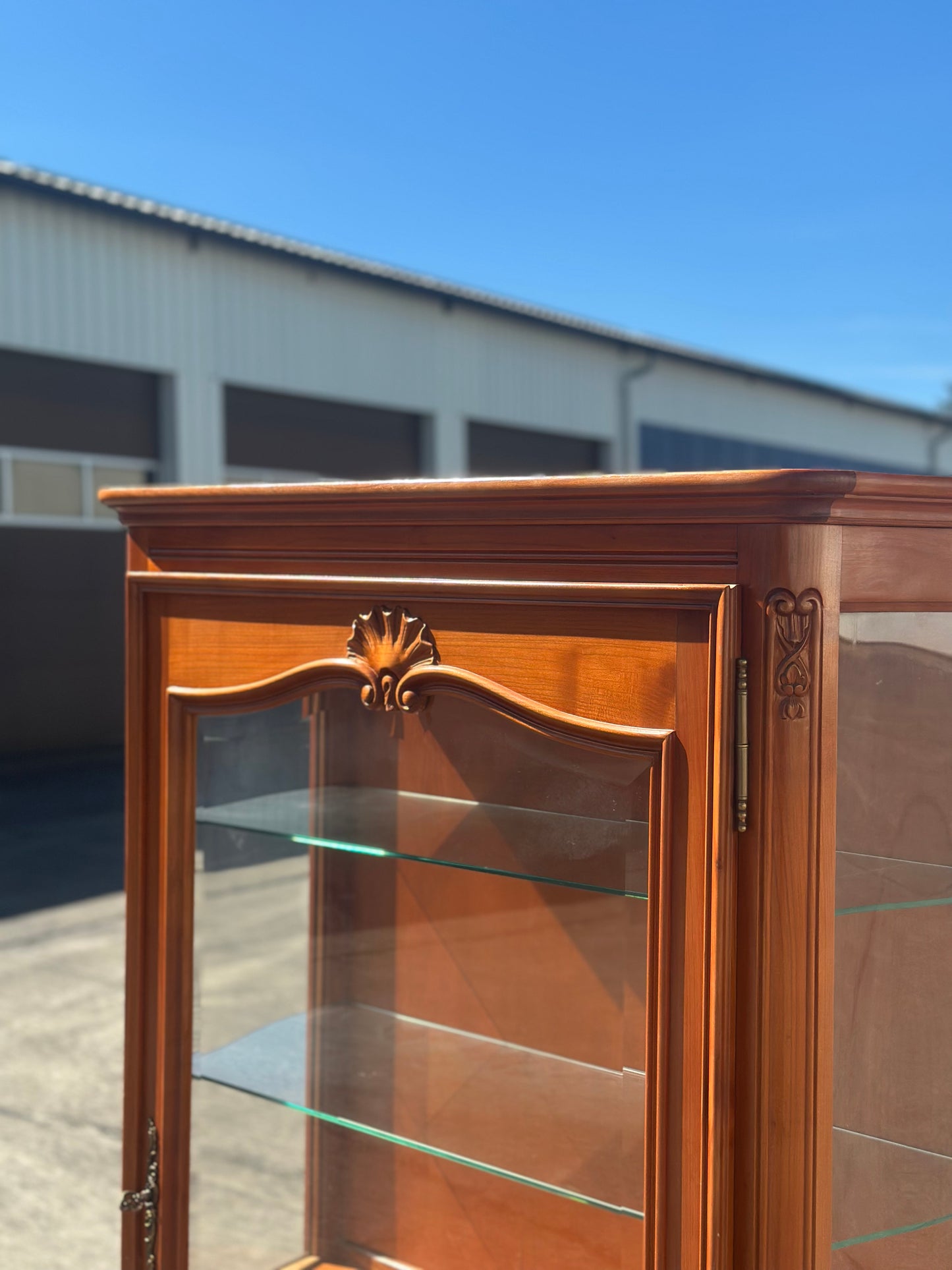 Antyczna witryna przeszklona z motywem muszli | styl Ludwika XV, szklane półki, vintage