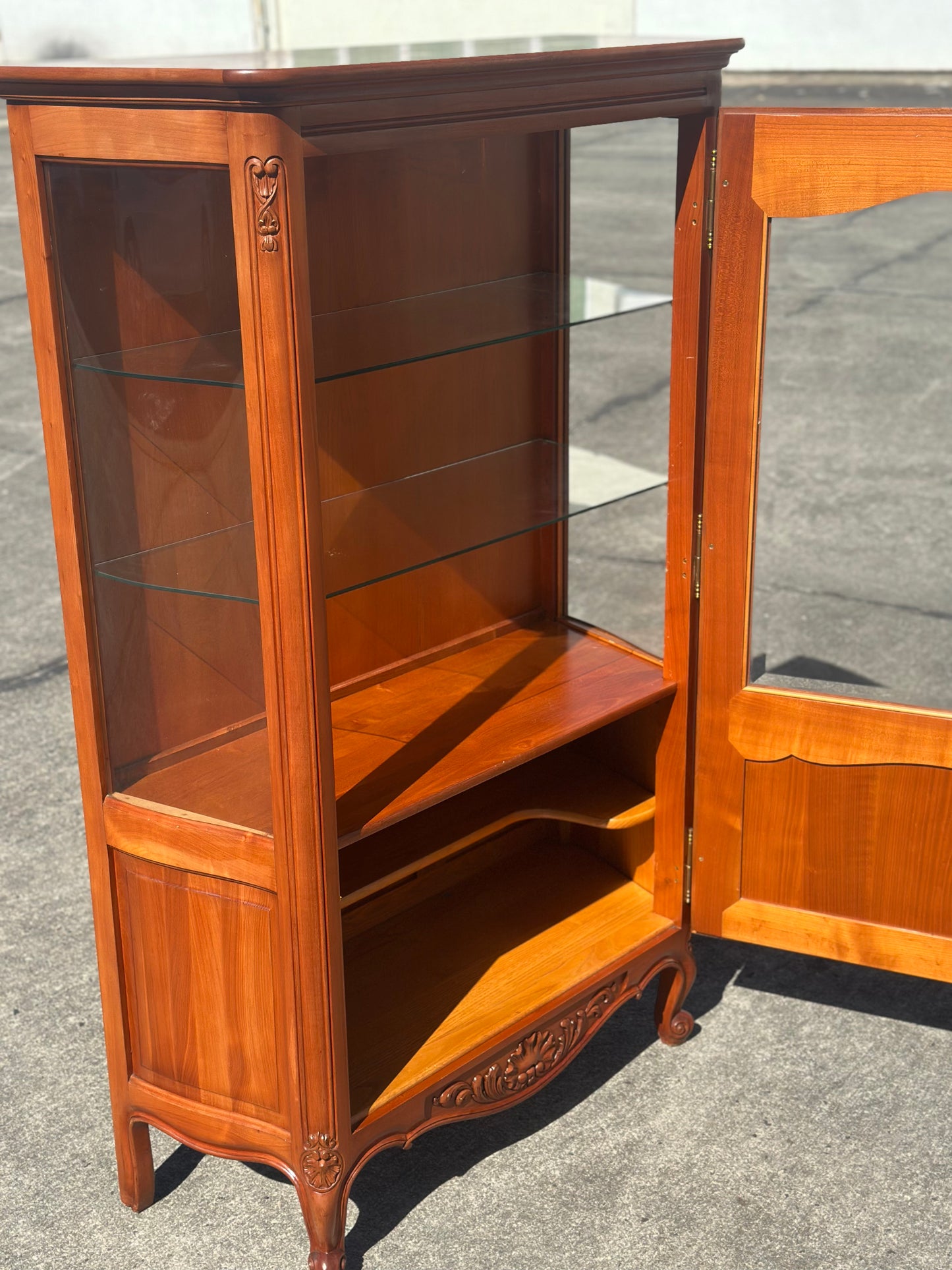 Antyczna witryna przeszklona z motywem muszli | styl Ludwika XV, szklane półki, vintage