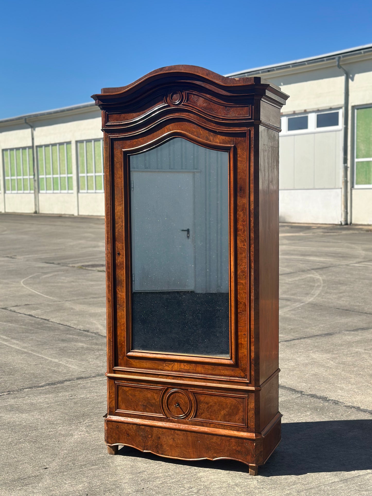 Antyczna szafa z czeczoty orzechowej | Fazowane lustro, styl ludwikowski, Francja XX w.