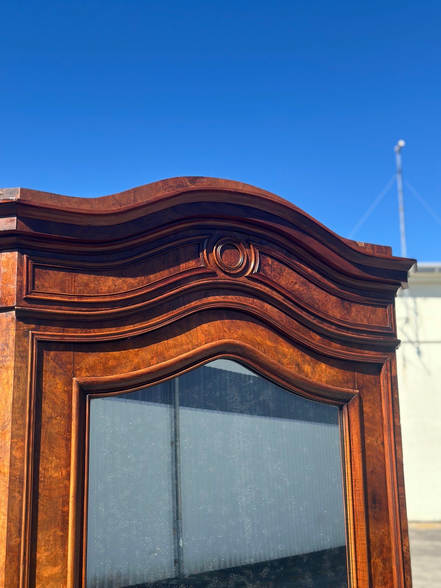 Antyczna szafa z czeczoty orzechowej | Fazowane lustro, styl ludwikowski, Francja XX w.