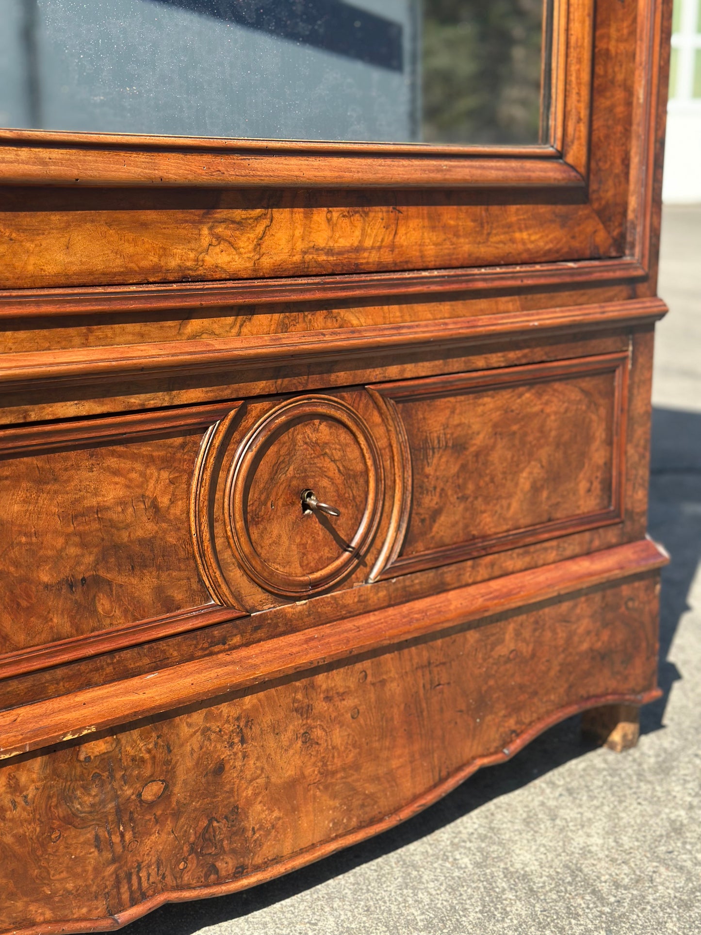 Antyczna szafa z czeczoty orzechowej | Fazowane lustro, styl ludwikowski, Francja XX w.