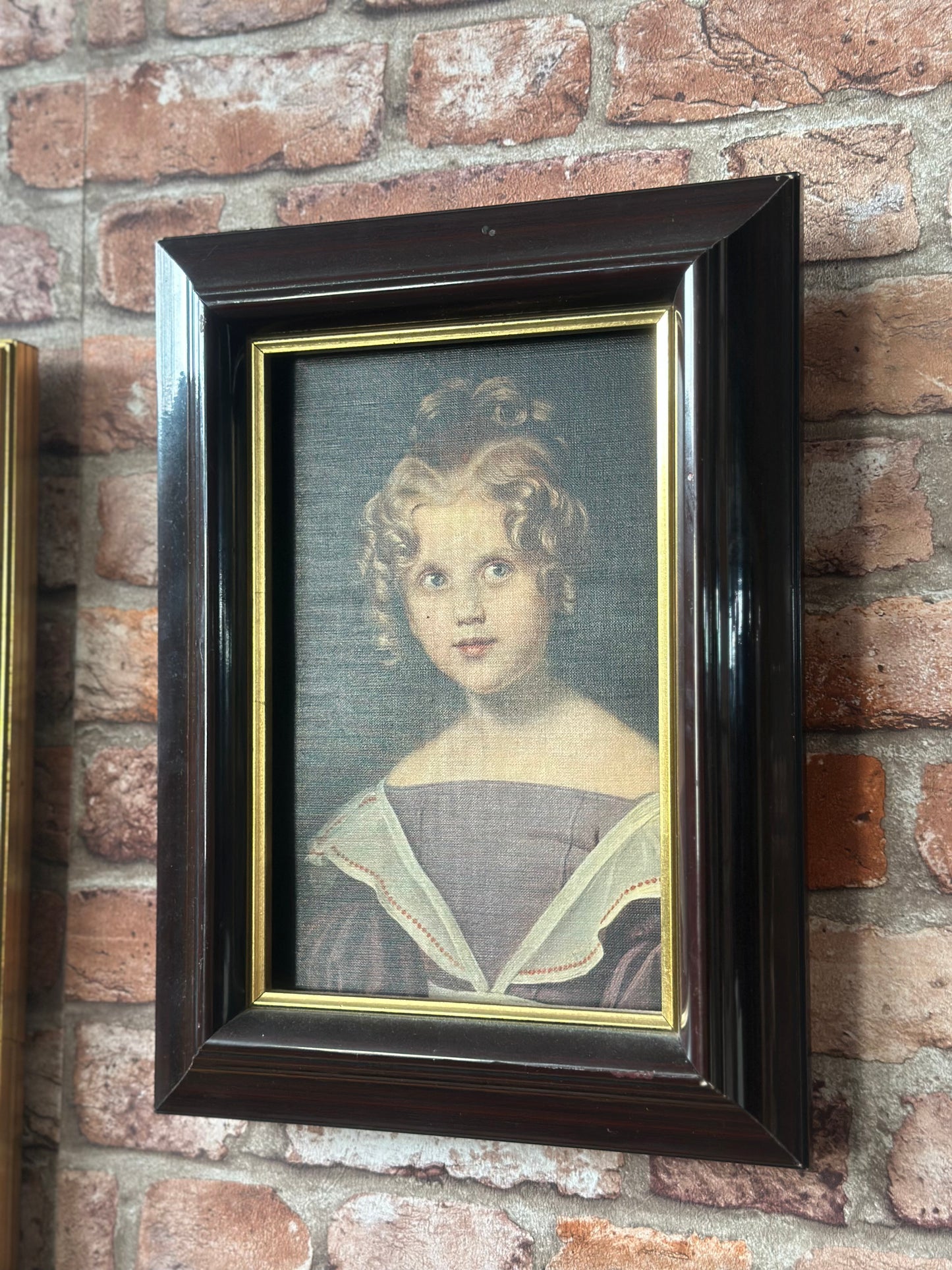 Klasyczny portret w mahoniowej ramie – Dziewczynka z lokami, Vintage XIX w.