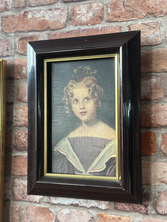 Klasyczny portret w mahoniowej ramie – Dziewczynka z lokami, Vintage XIX w.