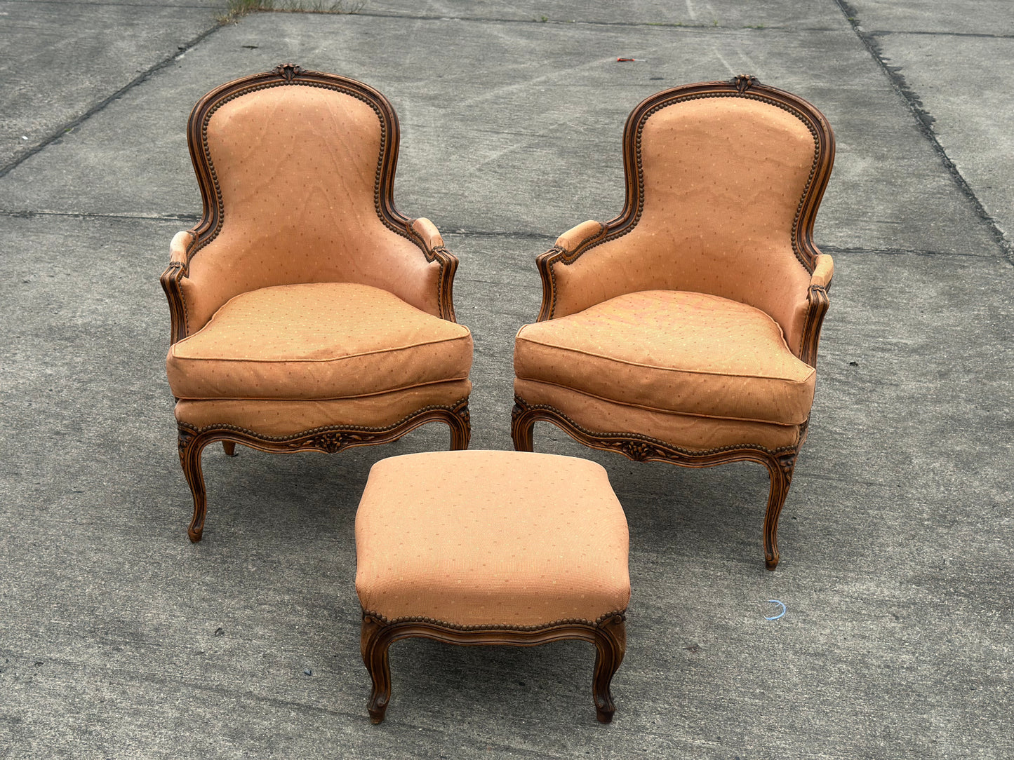 Komplet wypoczynkowy w stylu ludwikowskim – Sofa, 2 fotele, pufa | Francja, XX w.