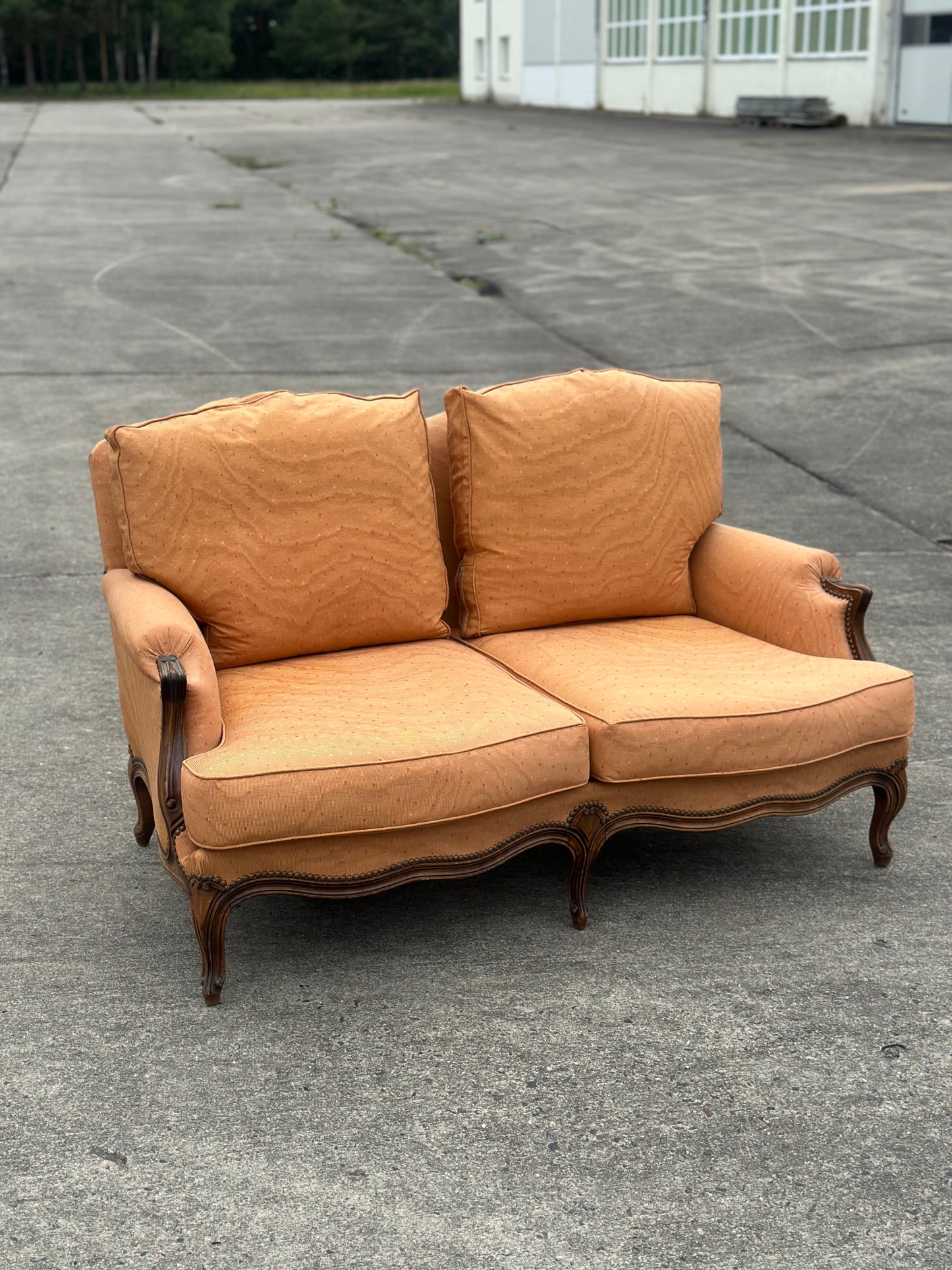 Komplet wypoczynkowy w stylu ludwikowskim – Sofa, 2 fotele, pufa | Francja, XX w.