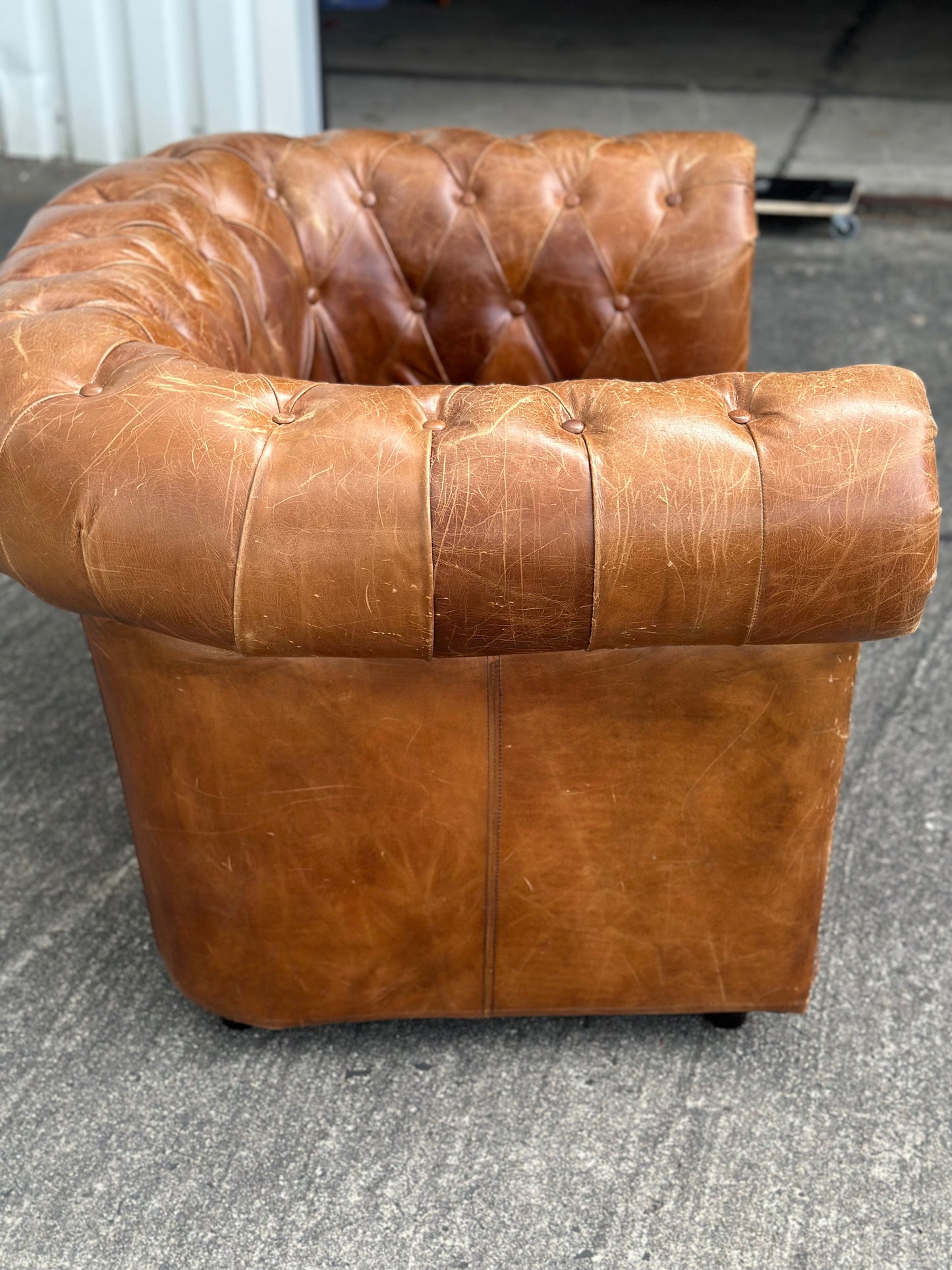 Fotel skórzany Chesterfield – Klasyczny uszak klubowy, brązowy