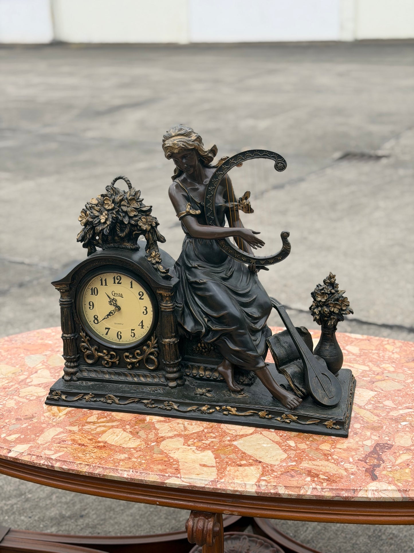 Zegar kominkowy retro z figurą kobiety – Stylowy zegar Crosa