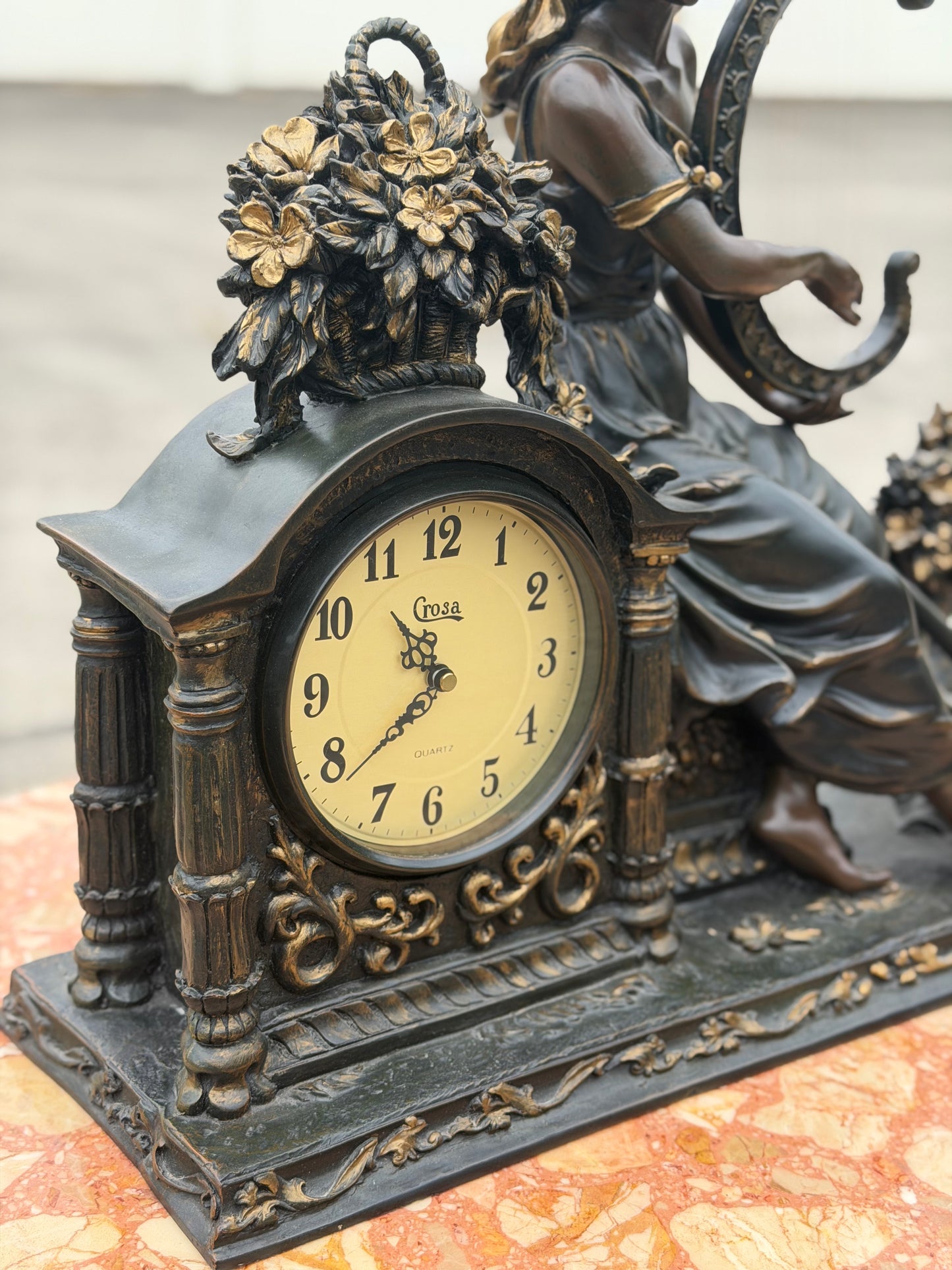 Zegar kominkowy retro z figurą kobiety – Stylowy zegar Crosa